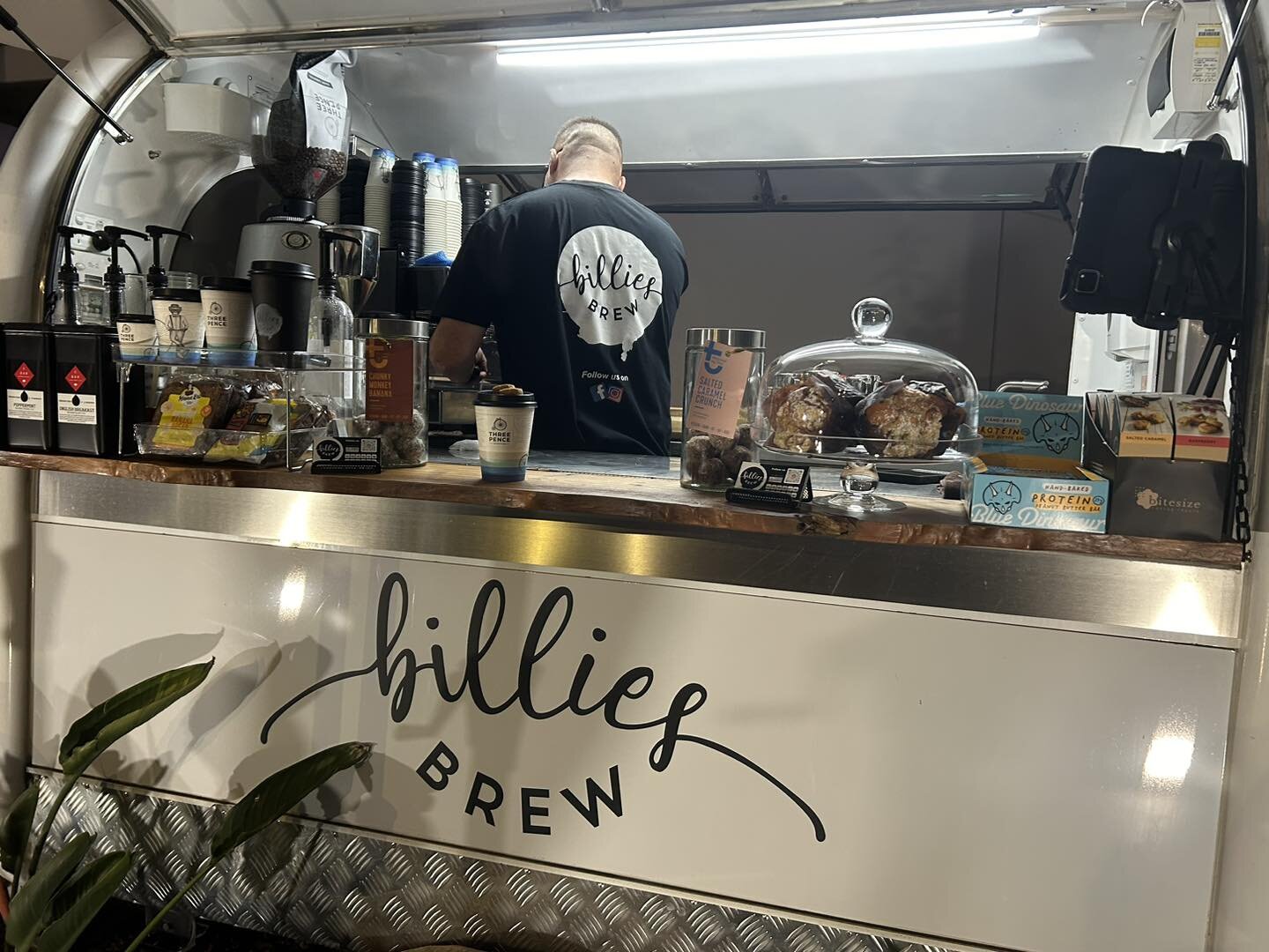 Looking for your coffee fix this Good Friday. Pop in and see Johnny the legend Billies Brew. Open until 12pm. Just the pick me up we needed for work this morning whilst everyone else is tucked up in bed.
Thanks Johnny always a pleasure mate.
#support