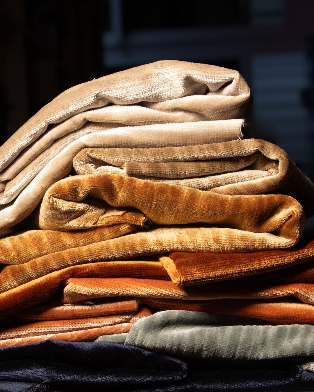 Tantalizing Textures Get to know our gorgeous Homecoming. A striated surface adds visual interest to this lustrous chenille. It adds a gorgeous richness to any piece of furniture. (1).jpg