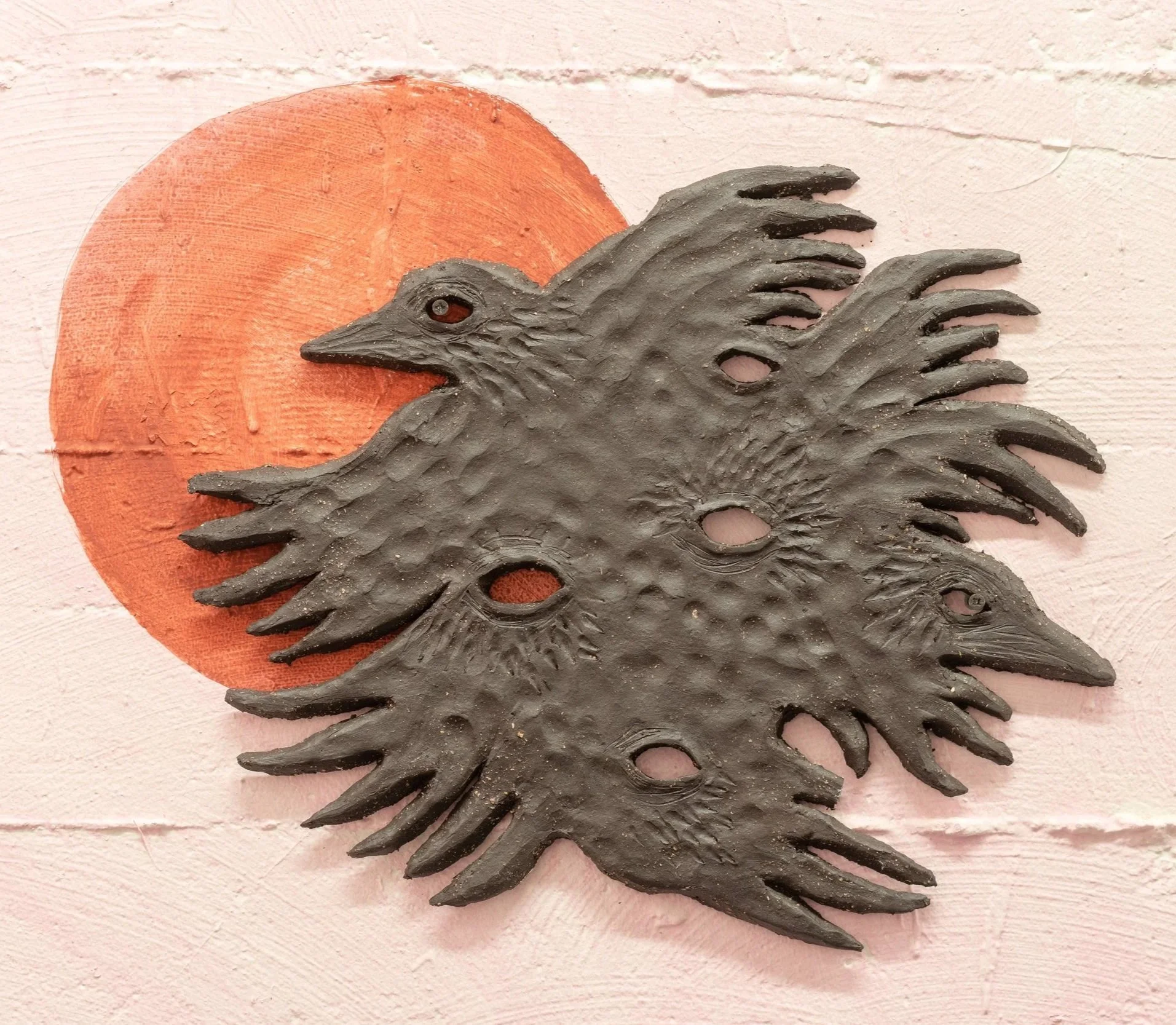 Een Zwerm Kraaien (2024), 33 x 41 cm, ceramics