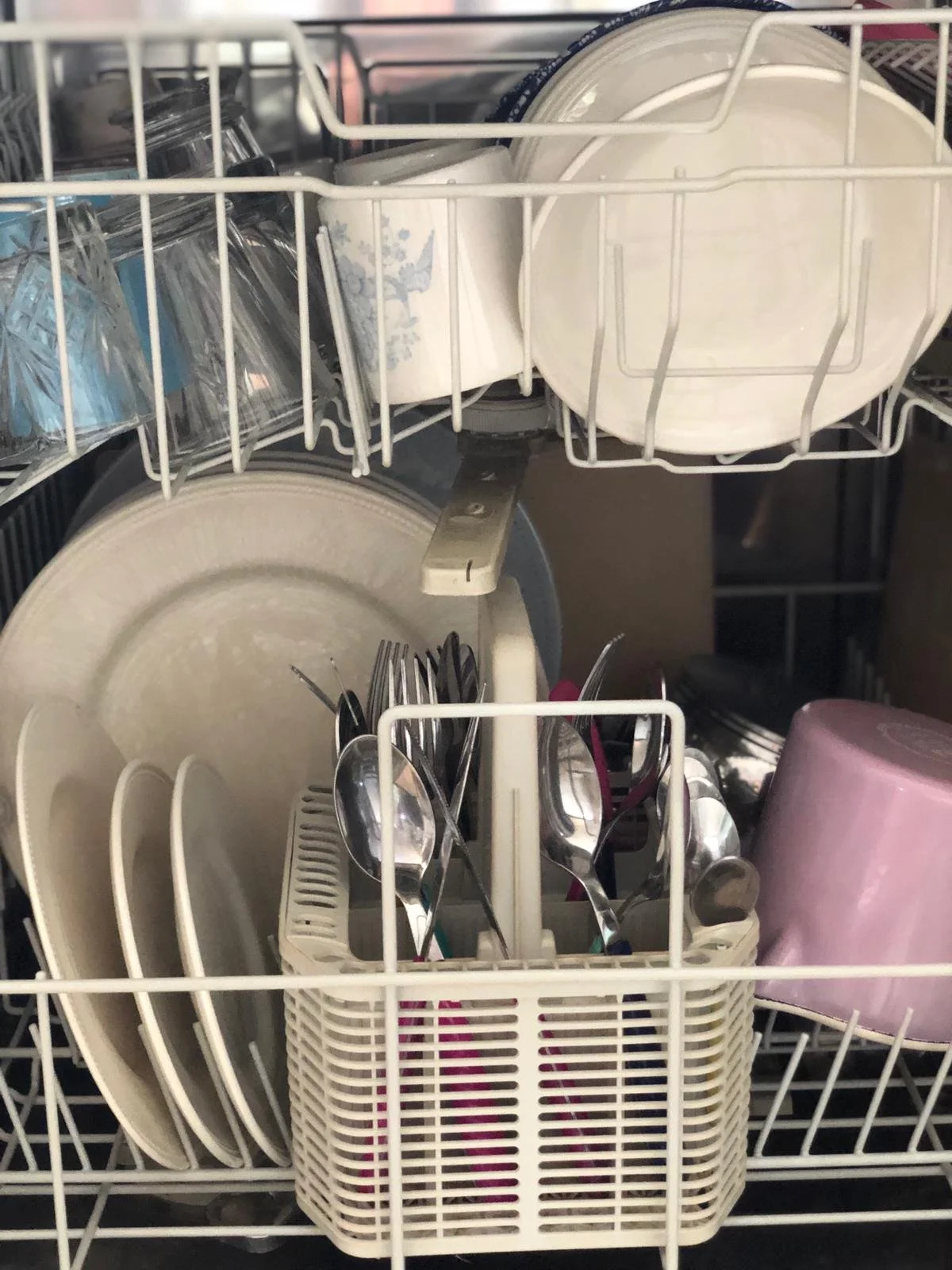 How to correctly load your dishwasher! Tips and tricks for an efficient