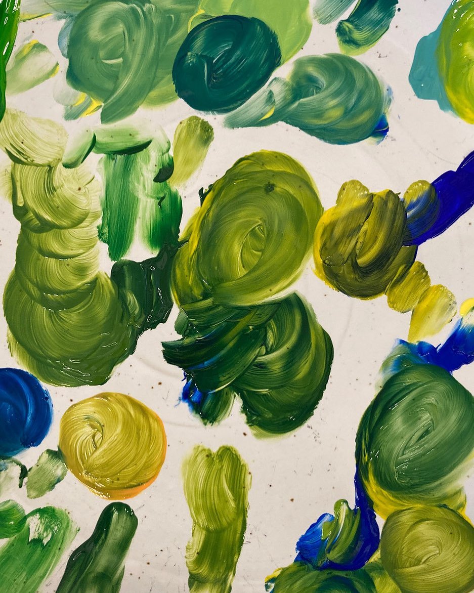 Recherche de couleurs #palettes #vert #peinture #cuisine #m&eacute;lange #touiller #aveclesdoigts