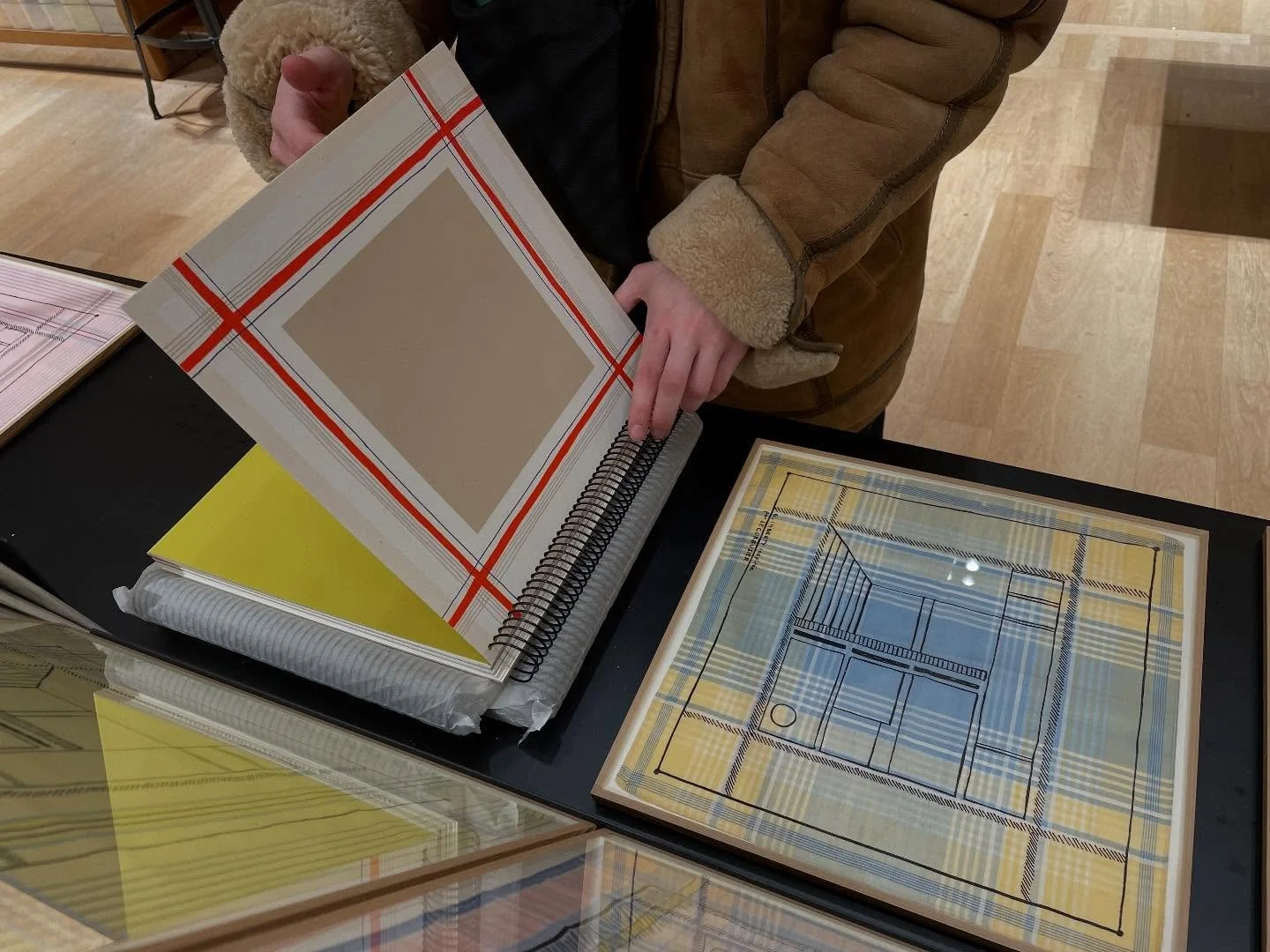 LES CARR&Eacute;S sont disponibles au @lebonmarcherivegauche. &OElig;uvres s&eacute;rigraphi&eacute;es sur tissu upcycl&eacute;, et encadr&eacute;es. Inspirations lignes, trames et perspective. &Agrave; retrouver &eacute;galement un kit de cartes en 