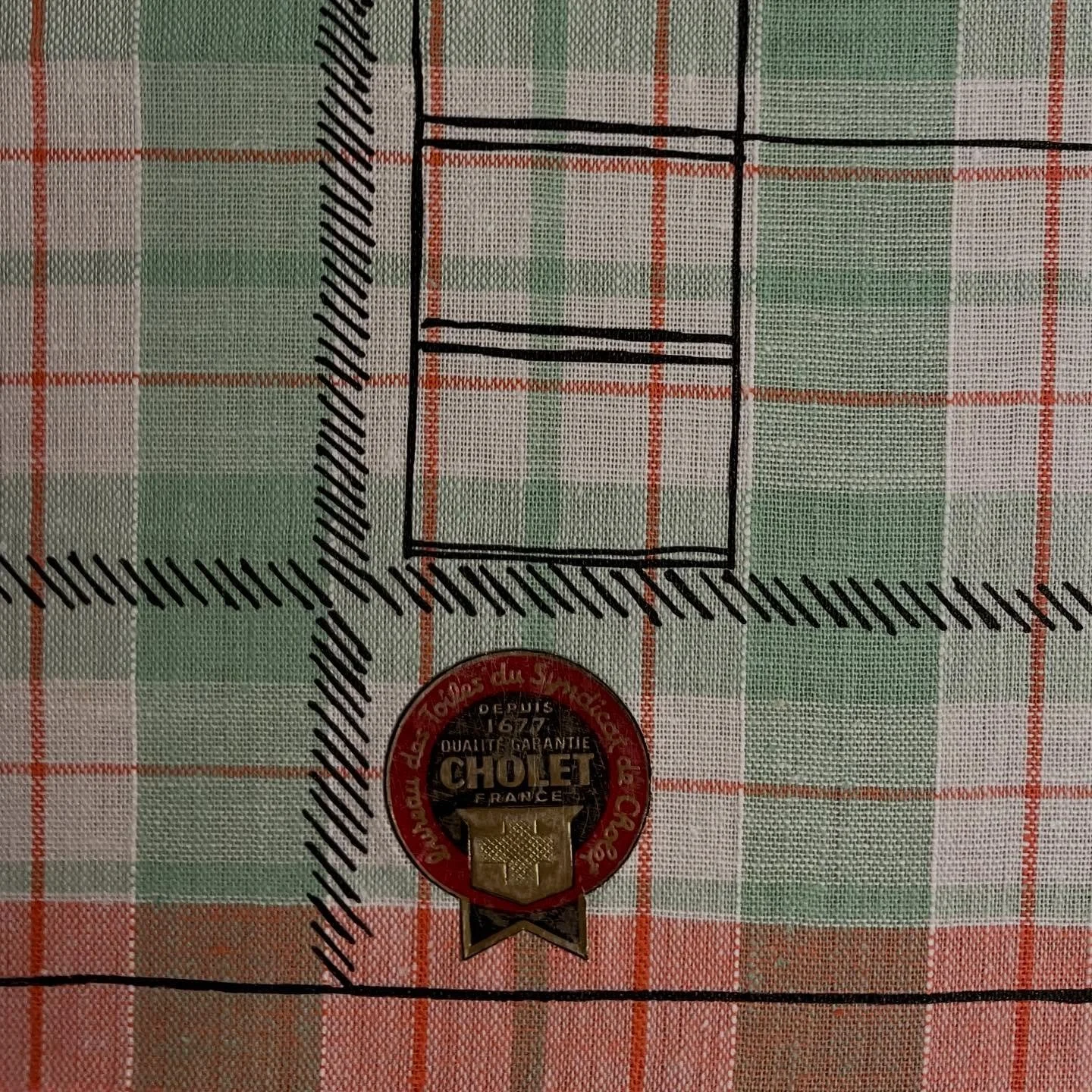 D&eacute;tail Cholet, le sticker tenace solide comme le tissu. #serigraphie #tissu #carr&eacute; #cholet