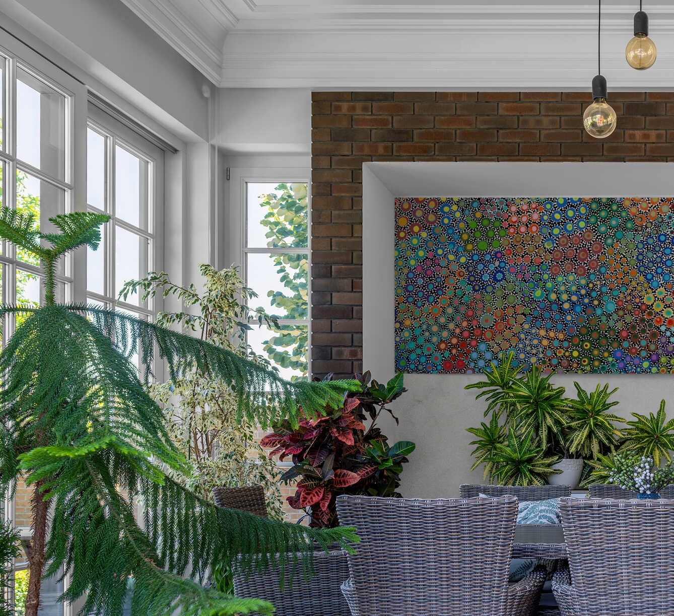 Fancy_dining_room_with_feature_wall.jpg