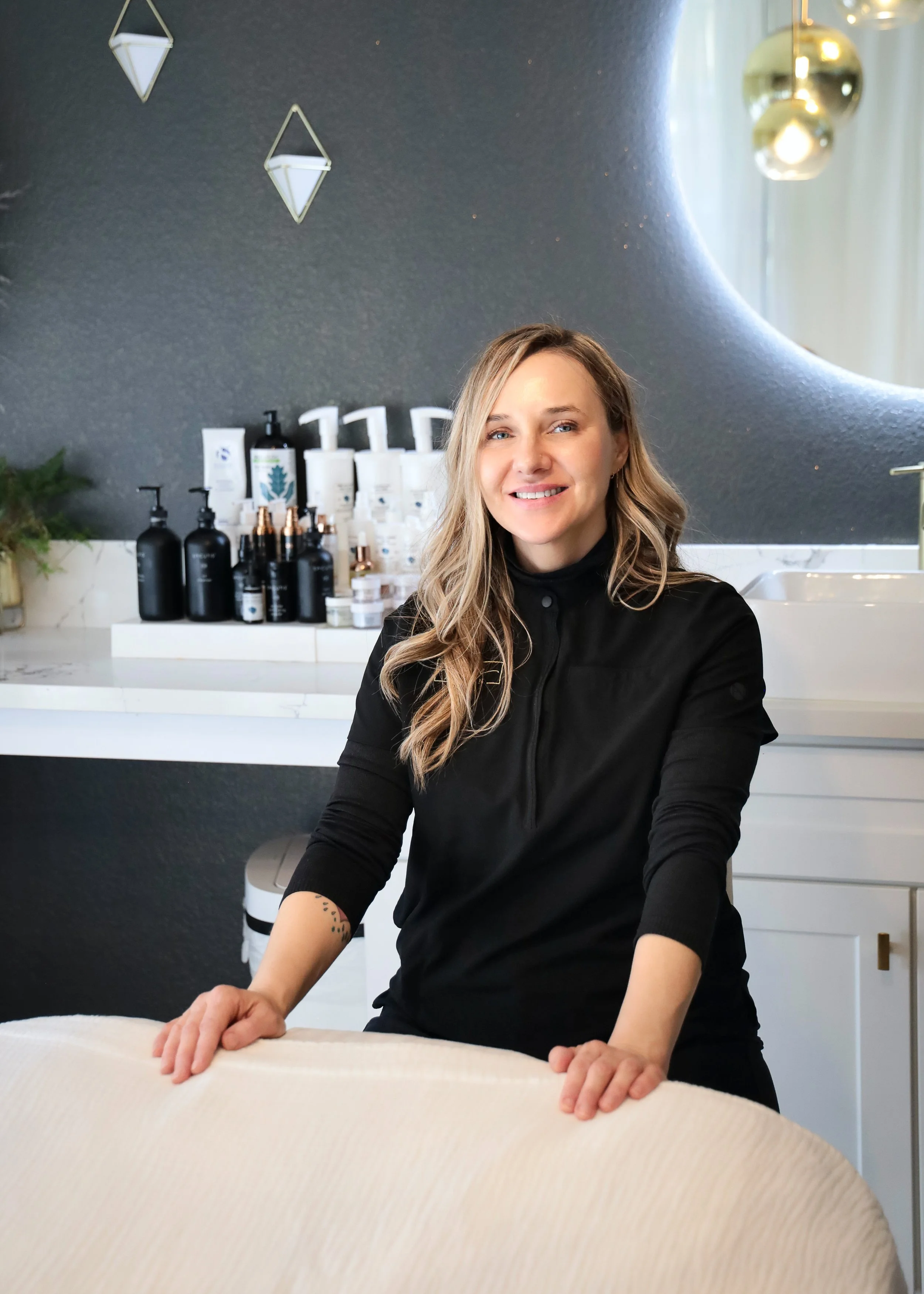 A corneotherapy based esthetician in the treatment room ready to change the skin.