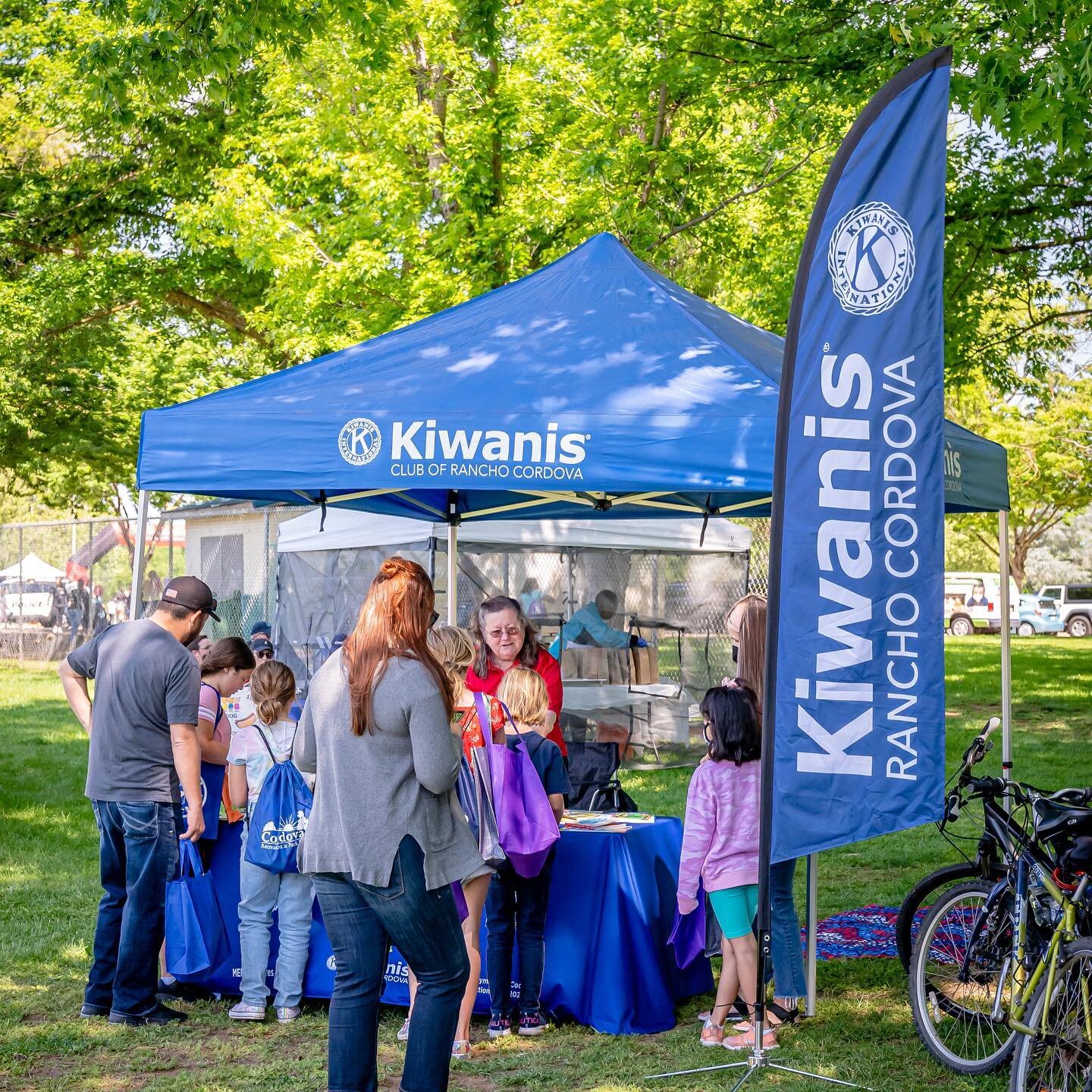 Saturday our club attended the 32nd Annual Kids Day in the Park where we handed out books and served hot dog lunches at an affordable price. Enjoy this #Repost from a sponsor of our Book Buddies Club - Eddie Rodriguez, owner of @meropictures. 

&ldqu