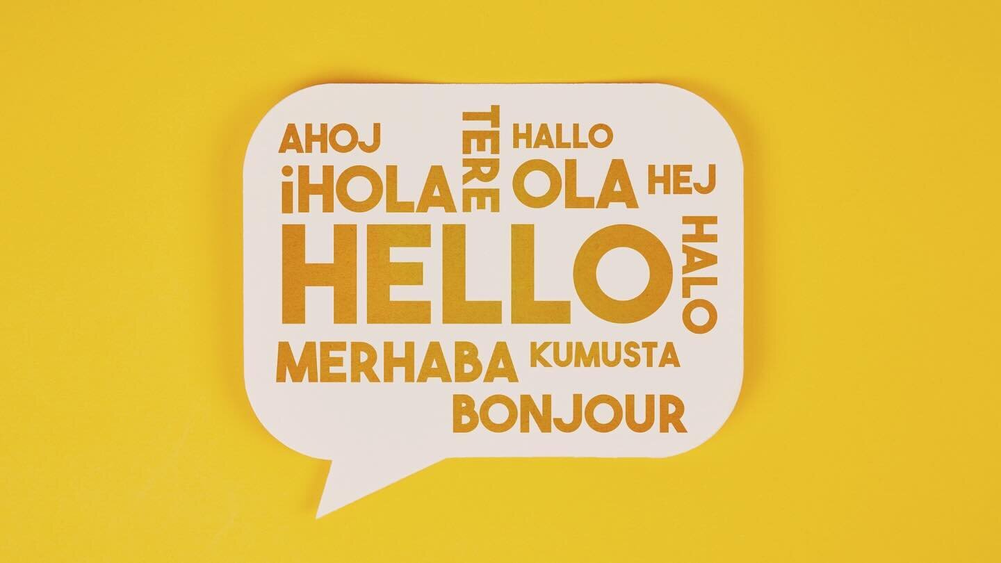 Ol&aacute;!!👋 No Dia Mundial do Ol&aacute;, celebrado a 21 de novembro, somos convidados a refletir sobre um dos atos mais simples e poderosos de comunica&ccedil;&atilde;o humana: o cumprimento. Um simples &ldquo;ol&aacute;&rdquo; pode n&atilde;o ap