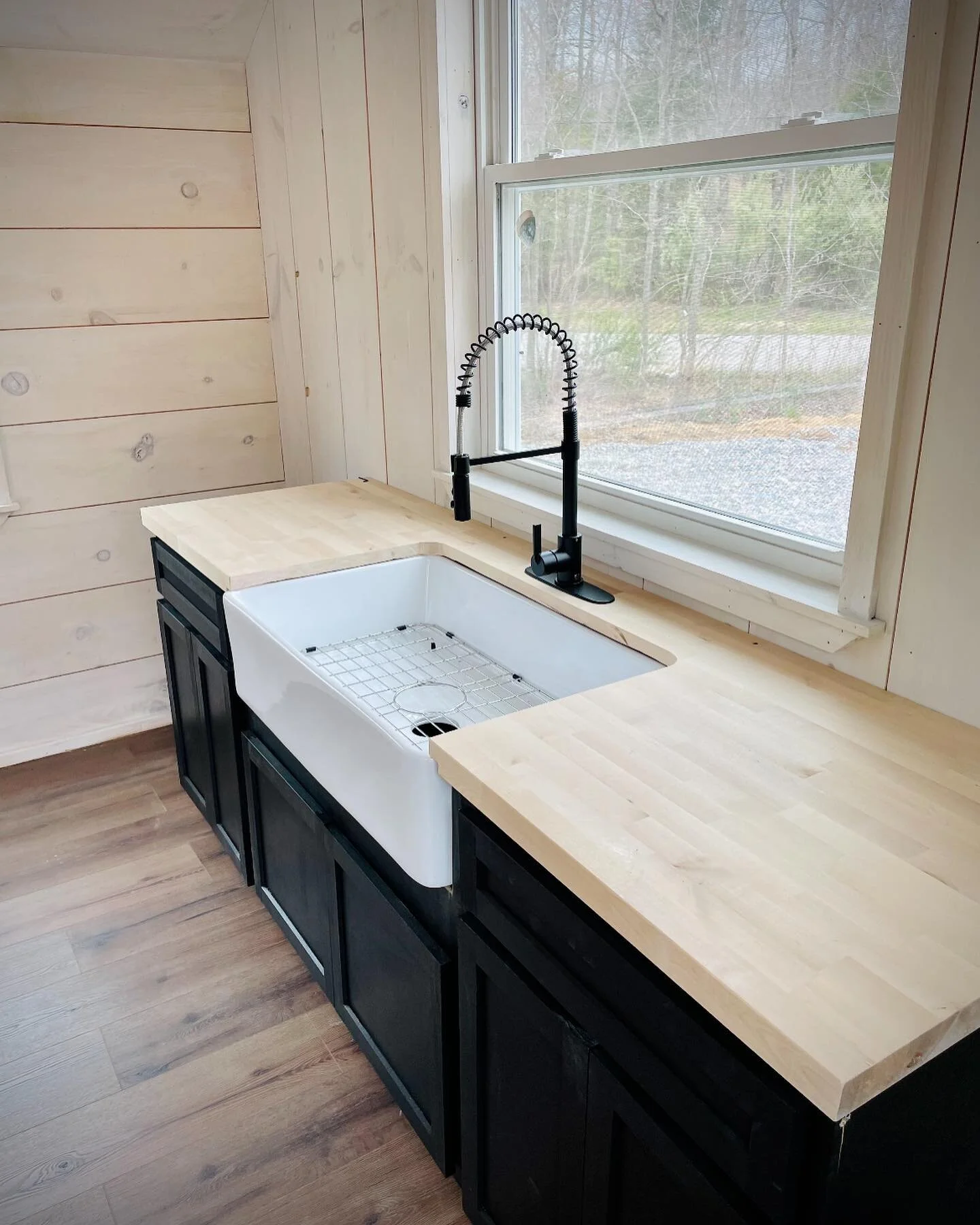 Which kitchen is your favorite 1, 2, or 3? 
Let us know in the comments✨
&bull;
&bull;
&bull;
#tinyhouse #tinyhouseliving #tinyhousekitchen #tinyhome #minimalspaces #minimalisthome #nordicstyletinyhomes #tinyhomebuilders #tinyhouseonline #tinyhouseli