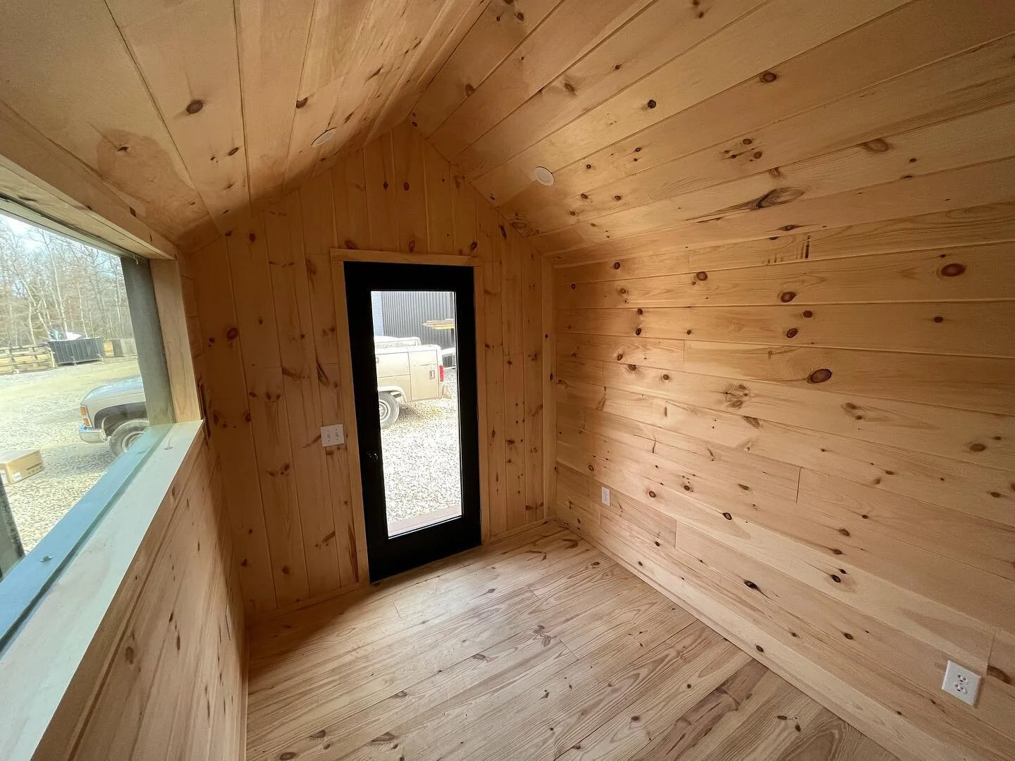 The perfect space to unwind ✨
&bull;
&bull;
&bull;
#tinyhouse #onlinetinyhouse #tinyspaces #tinyhome #studiospaces #artisticstudios #tinyhousemovement #tinyhomemarketplace #studiospaceshowcase #nordicstyletinyhome #nordicstyleinspiration #minimalistt