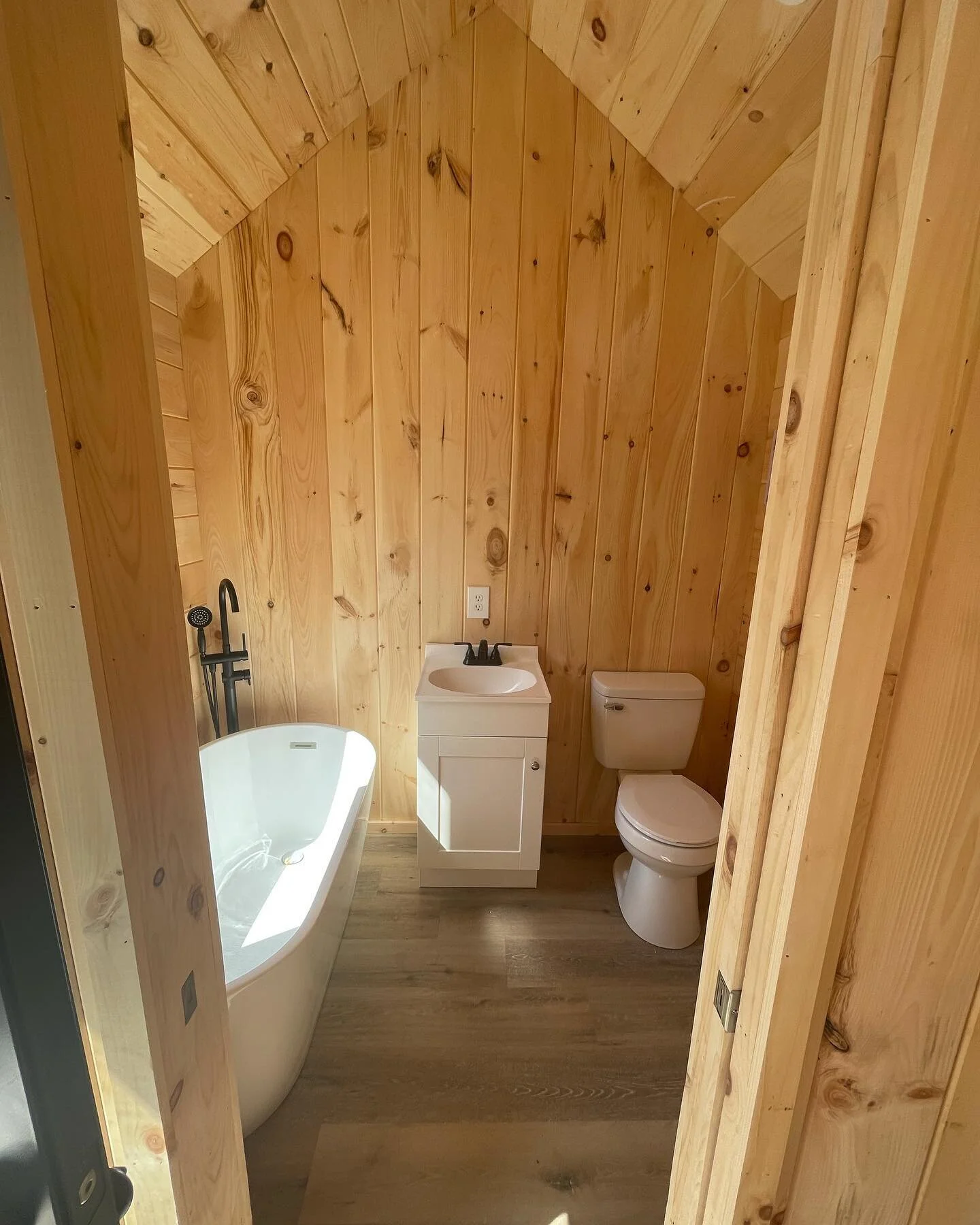 More pictures of this Nordic Abode coming soon, 
In the meantime here&rsquo;s a sneak peak of the bathroom😍
&bull;
&bull;
&bull;
#tinyhouse #tinyhomeonwheels #nordicstyletinyhome #tinyhomenation #nordicdesign #scandinaviantinyhome #scandidesign #nor