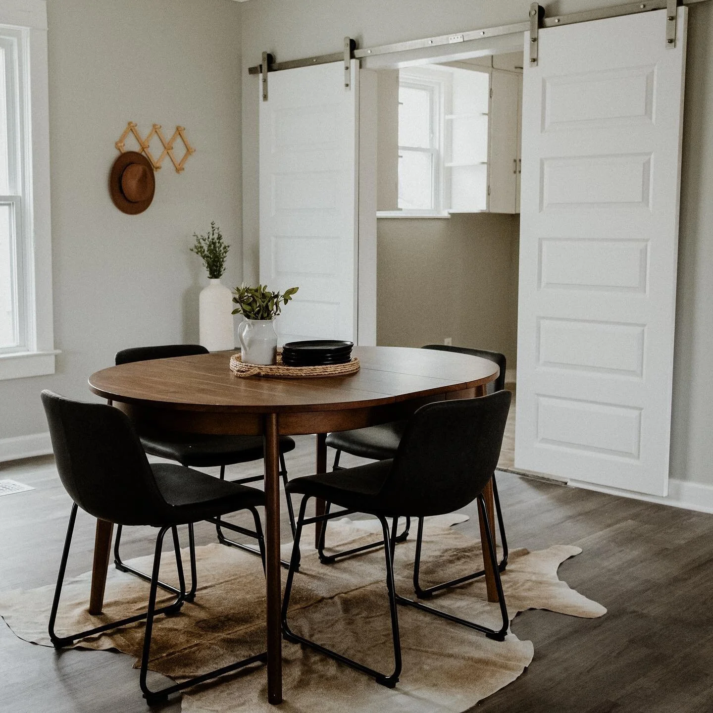 barn doors, cowhides &amp; a place to hang your hat&hellip; it&rsquo;s the little things 🐑

&bull;
&bull;
&bull;

#propertystyling #homestaging #staging #propertystaging #interior444 #interiordesigninspo #kcrealestate #kchomes #kchomesforsale #misso