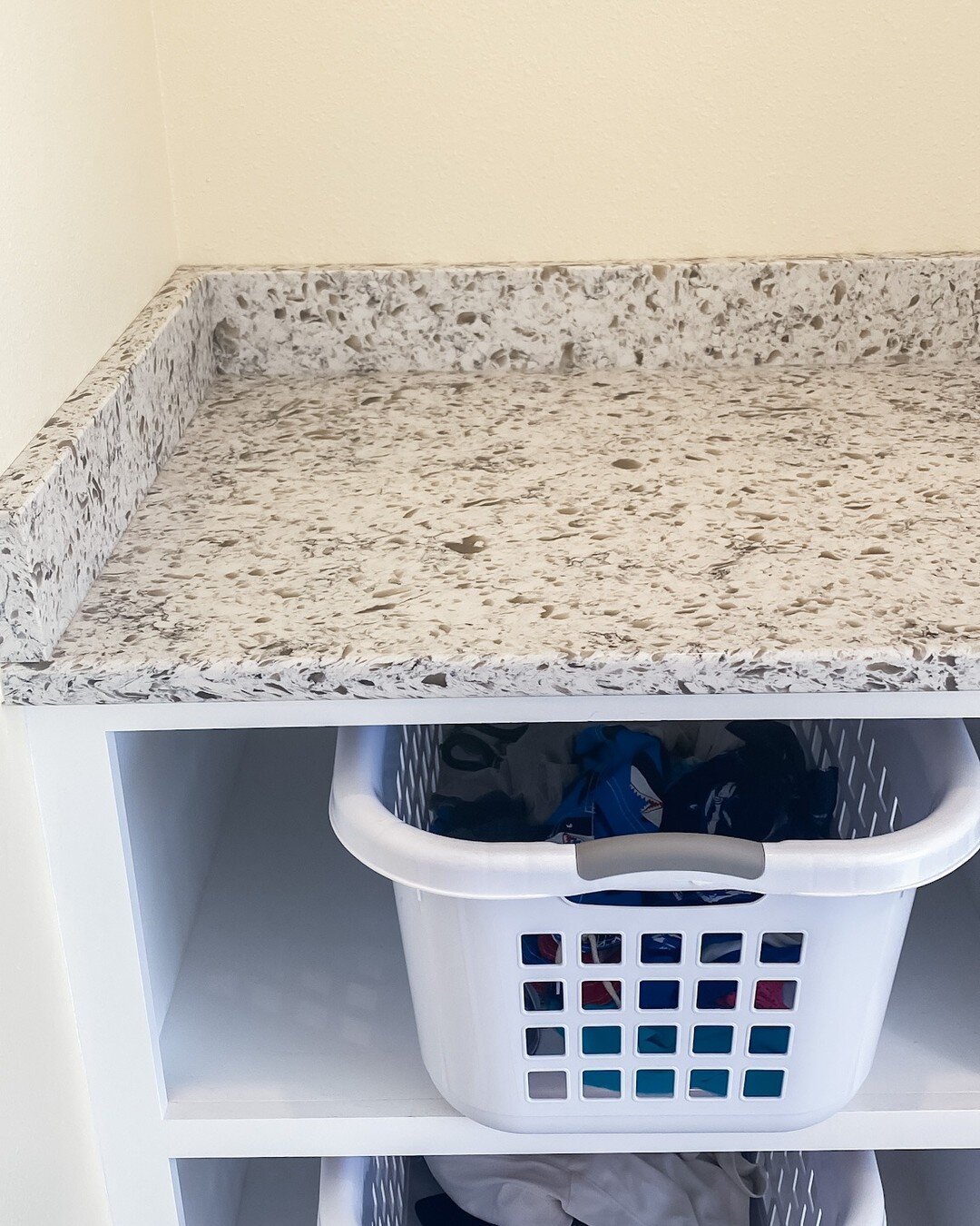 1️⃣ This countertop is to die for.
2️⃣ This laundry basket built in in genius. 
3️⃣ This laundry station is perfect for dirt clothes and then folding clothes. 

We are rethinking our laundry rooms after seeing this, how about you?