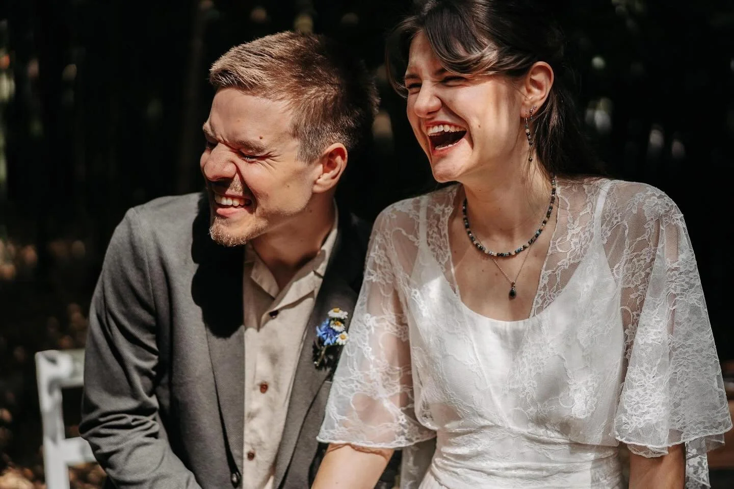 So ein sch&ouml;nes Bild 🫶🏻 
Eine Hochzeit im Bambuswald, die Euch auf Unwegen und mit viel Aufregung erreicht hat - aber am Ende genau richtig f&uuml;r Euch war. 
Danke, dass ich Teil sein durfte 

📸 @schweizandi 

#freierednerin #freieredner #fr