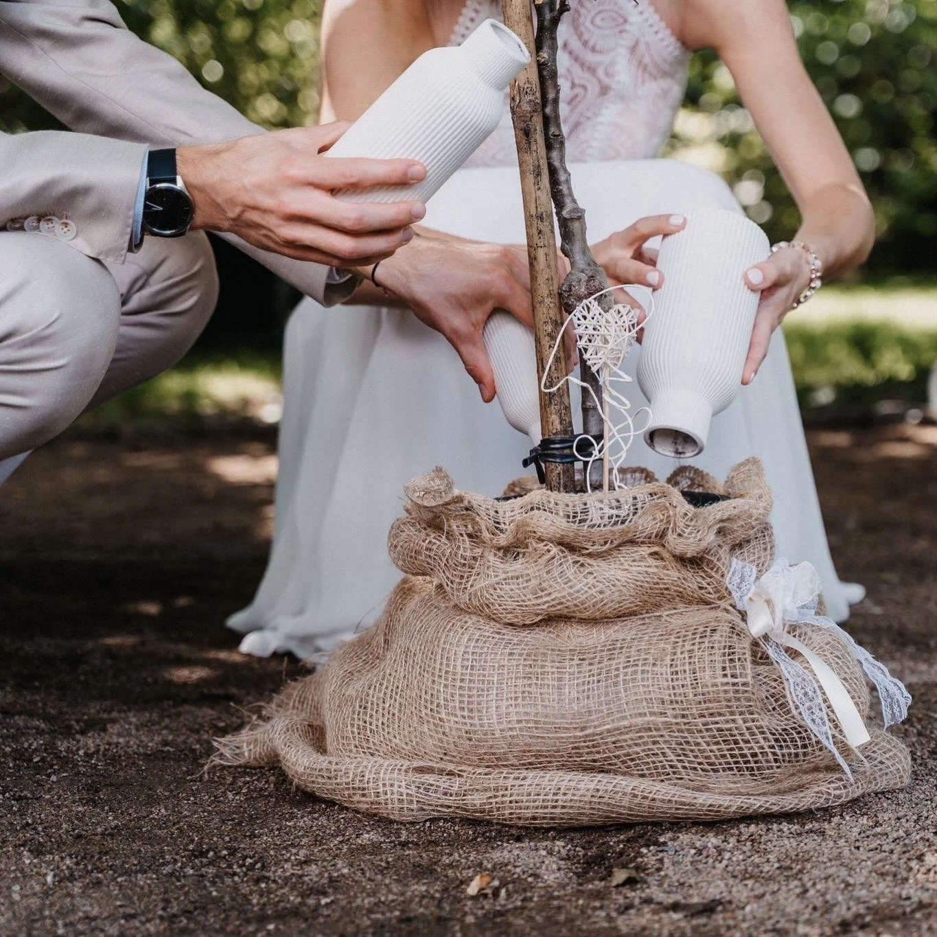 Symbolische Handlungen m&uuml;ssen zum Hochzeitspaar und zu ihrem Leben passen. Da dieses Paar bald ihren eigenen Garten haben wird, wurde mit den G&auml;sten gemeinsam ein Baum gepflanzt 🌱
Zuf&auml;llig wurde es der Apfelbaum, der eine starke Symbo