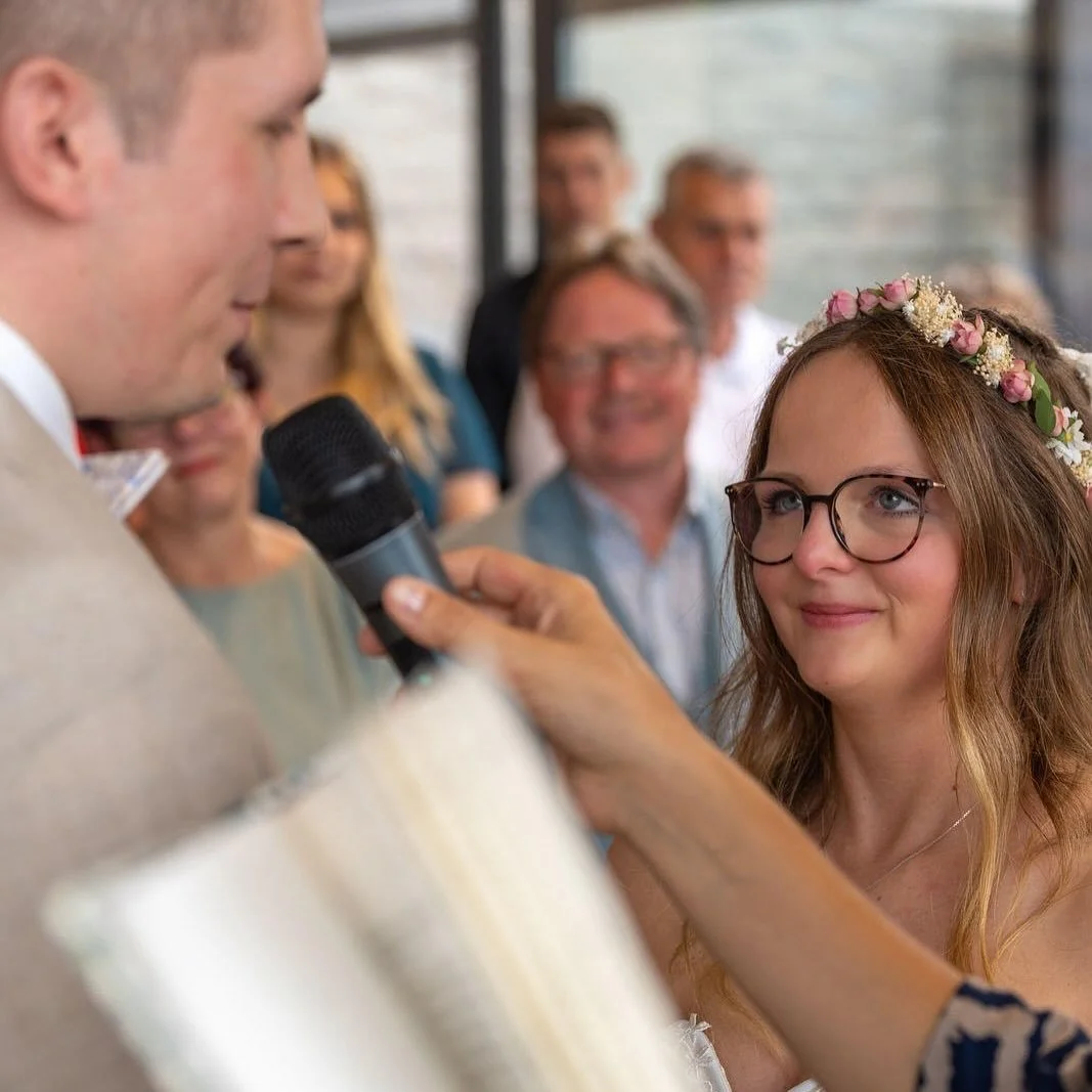 Dieser Blick beim Ja-Wort 🥹

Es war mir eine gro&szlig;e Freude mit Euch 🫶🏻
Innerhalb von 10 Wochen habt ihr einfach mal eine Hochzeit aus dem &Auml;rmel gesch&uuml;ttelt 💥

#freieredner #freierednerin #hochzeitszeremonie #traurednerin #lebenszei