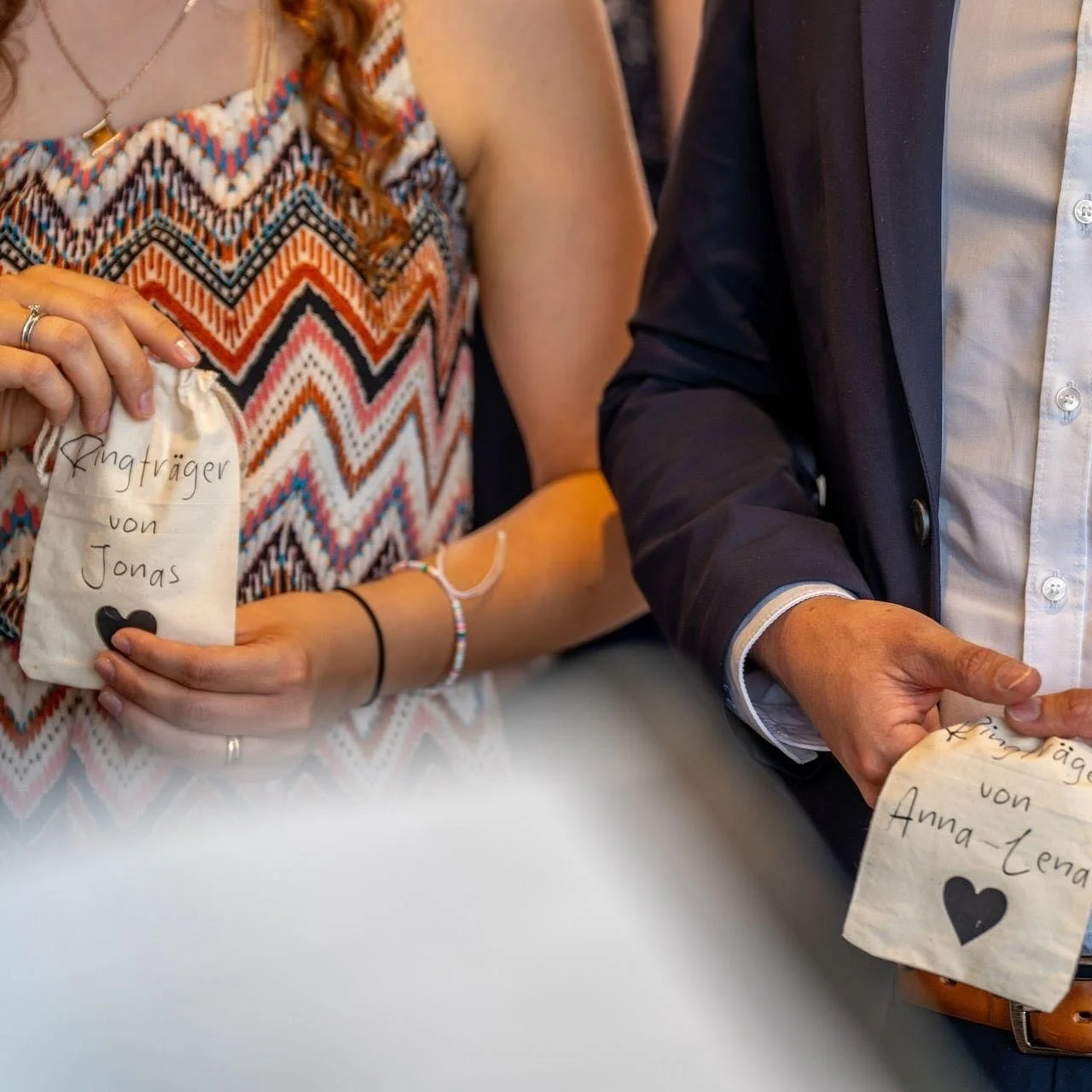 Surprise Surprise 🥳
Warum nicht mal den Zufall entscheiden lassen, wer die Ringe bringen darf? 

#freierednerin #freieredner #traurednerin #ringtausch #heirateninheidelberg #lebenszeilen