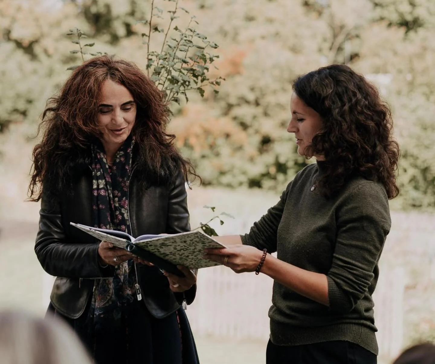 Zweisprachige Zeremonien finde ich sehr spannend, da die gro&szlig;e Challenge darin besteht, alle G&auml;ste mitzunehmen, auch wenn sie gerade nichts verstehen.
Dieses Jahr durfte ich das erste Mal zu 2. da vorne stehen und wir haben auf Deutsch-T&u