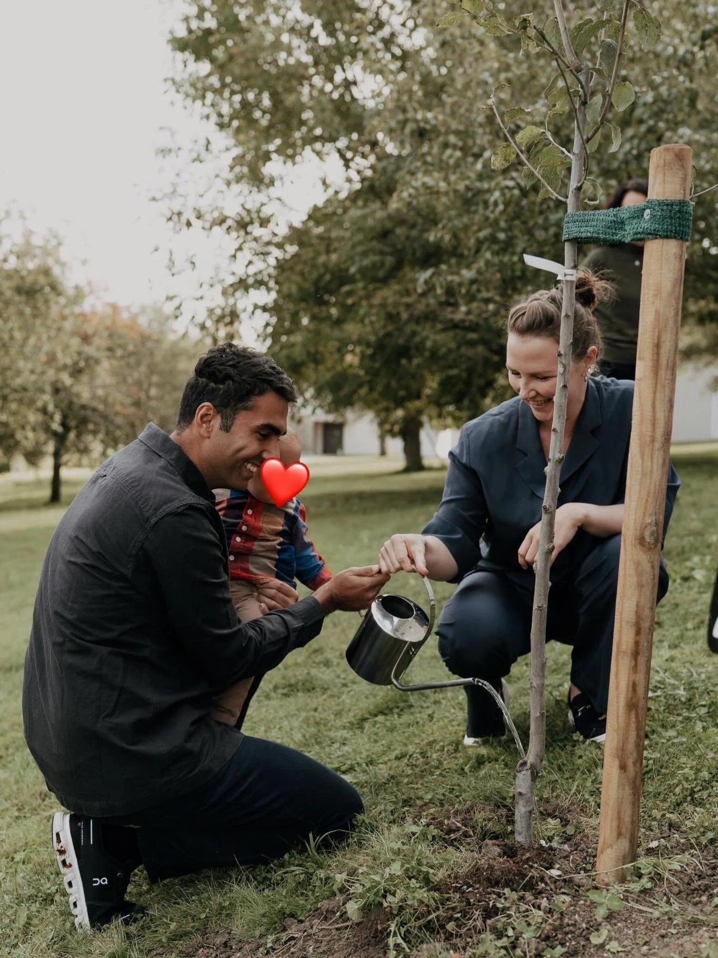 Ein ganz tolles Ritual, von dem Euer Kind noch viele viele Jahre zehren kann: gemeinsam einen Baum pflanzen. In diesem Fall wurde es ein Zwetschgenbaum 🌱

📸 @asol_photo 

#freierednerin #freieredner #traurednerin #kinderwillkommensfest #trauerredne