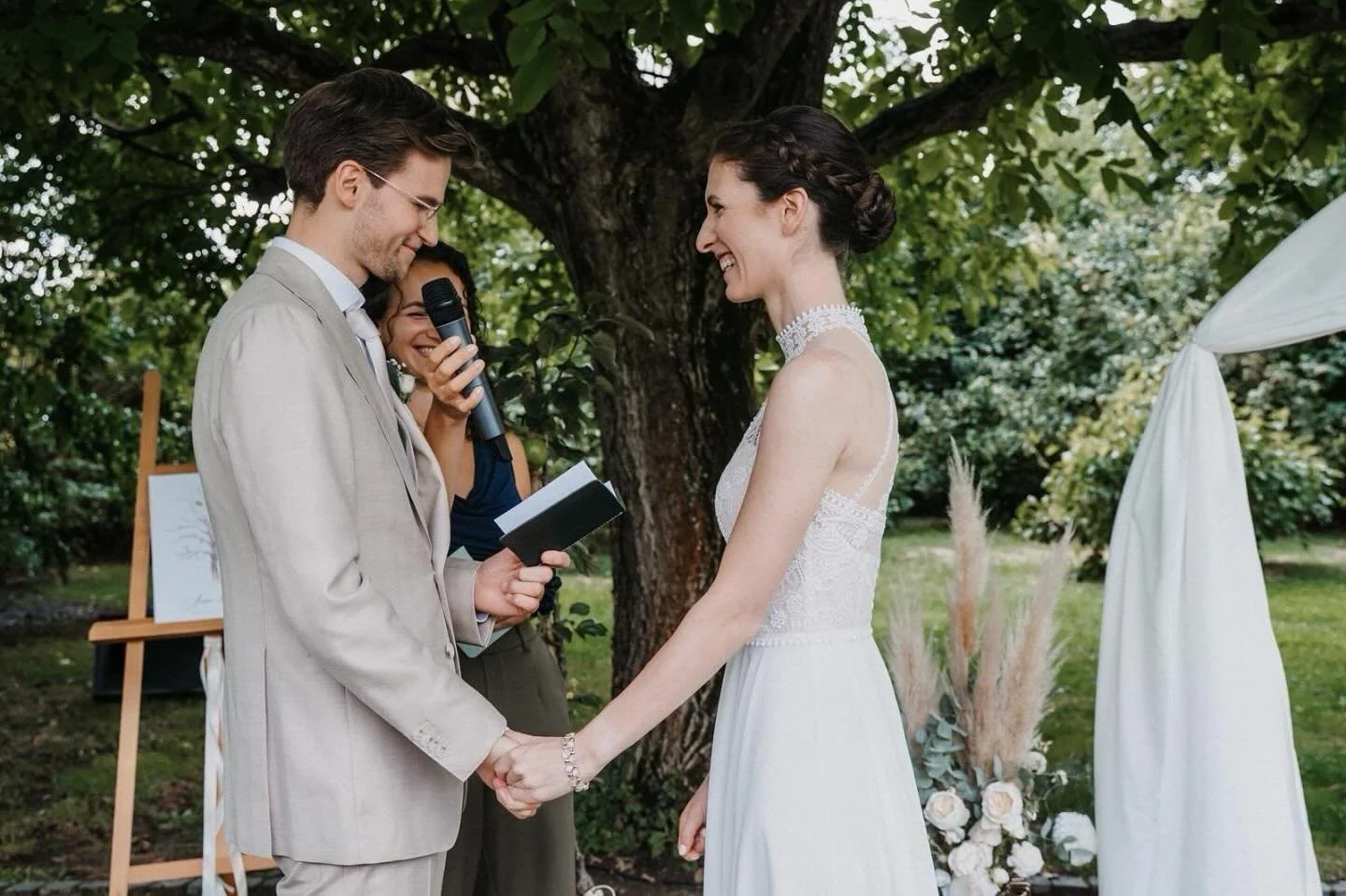 Ja, auch bei den Gel&uuml;bden darf gelacht werden ☺️
Mit Euch beiden f&auml;llt das auch gar nicht schwer. Es war eine Freude Eure Geschichte erz&auml;hlen zu d&uuml;rfen 🫶🏻

#freierednerin #freieredner #hochzeitsrede #traurednerin #heiraten2025 #