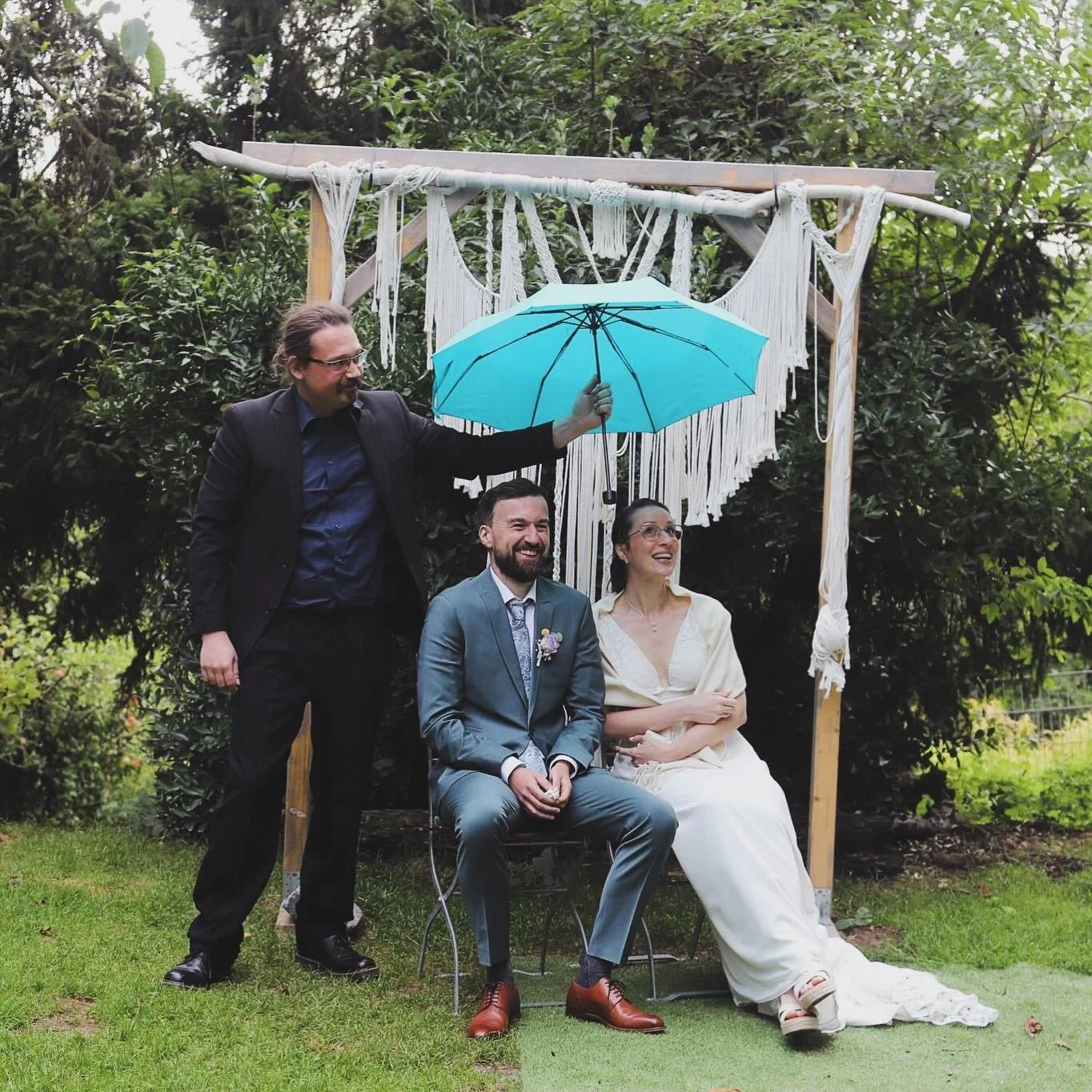 Trauzeug*innen... so viel mehr als nur ein Titel.
Sie haben oft Listen in den Taschen mit To dos und Abl&auml;ufen.
Sie rennen, wenn die Ringe oder Gel&uuml;bde noch auf dem Zimmer liegen und behalten die Nerven, wenn das Wetter nicht mitspielt.
Oder