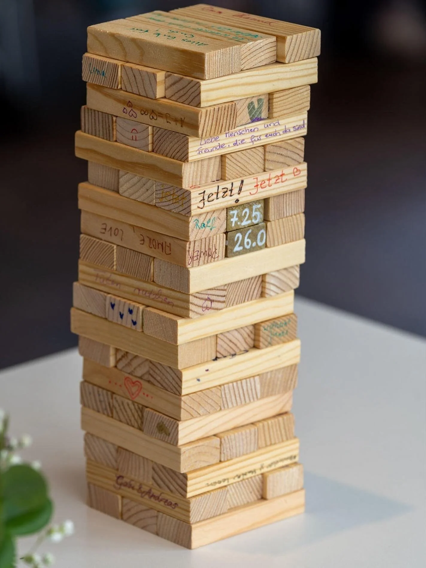 Eine sch&ouml;ne Idee alle G&auml;ste einzubeziehen. Es wurden W&uuml;nsche aufgeschrieben oder die Steine bunt angemalt. 

#freieredner #freierednerin #traurednerin #hochzeitsrednerin #symbolischehandlung #hochzeit #lebenszeilen