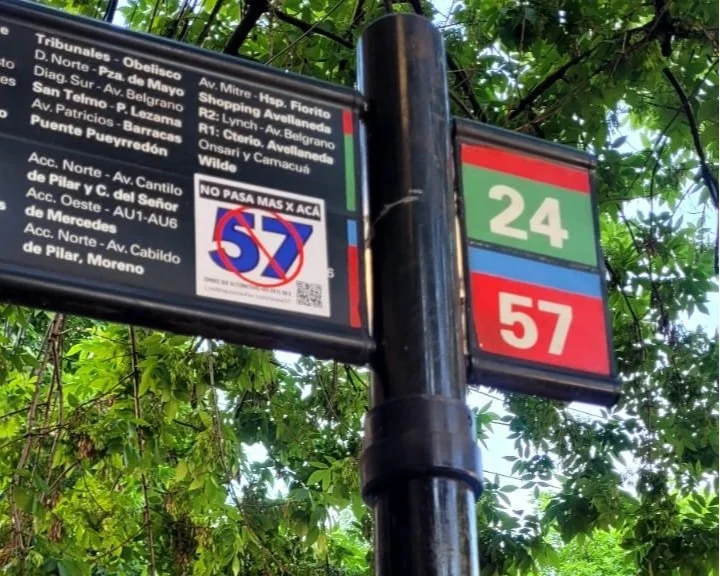 Pasajeros del 57 se organizaron para señalizar paradas fuera de funcionamiento ante la ausencia de la Empresa y los Gobiernos.