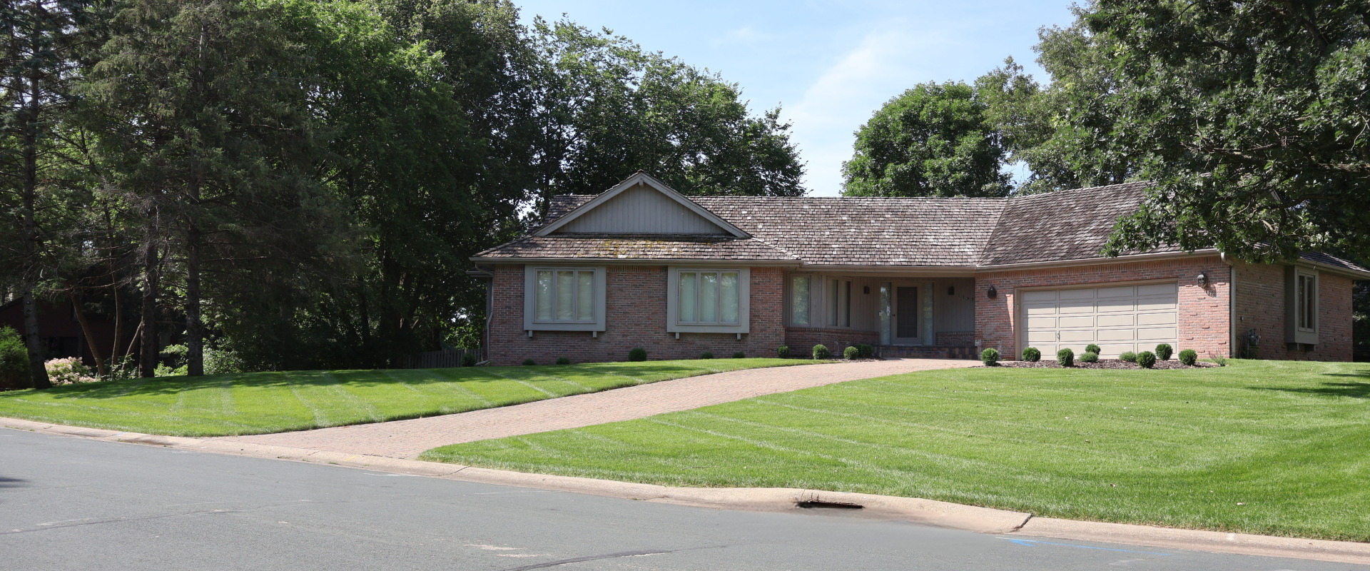Our team recently transformed an overgrown Eden Prairie property into a stunning outdoor oasis. The homeowners had recently purchased the house and envisioned a completely new look. We meticulously removed overgrown vegetation, old garden rock beds, 