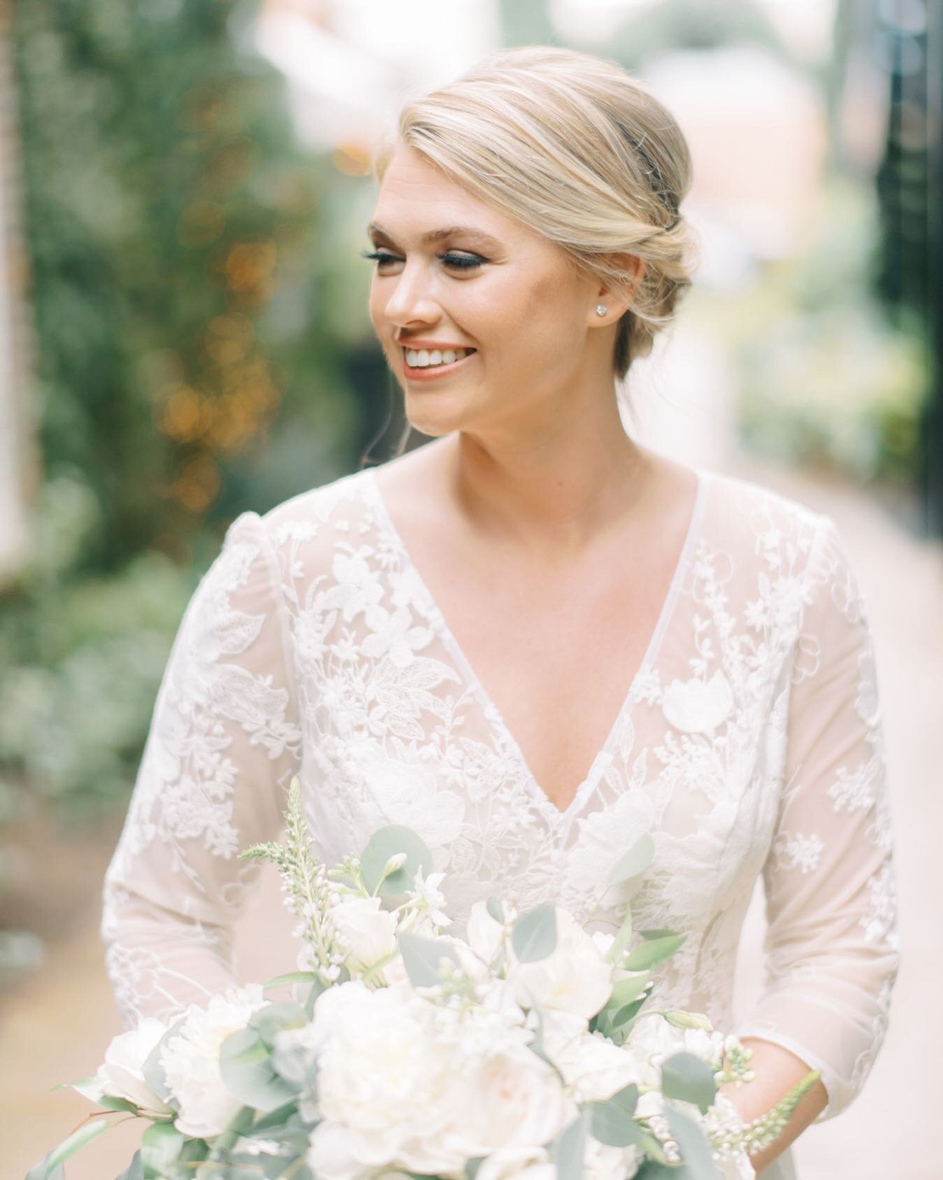 Anna, a true vision on her wedding day!
.
Photography by @alexthorntonphotography
. 
#event #wedding #luxurywedding #justmarried #engaged #brideandgroom #weddingreception #floral #floraldesign #weddingphotography #design #southern #southerncharm #cha