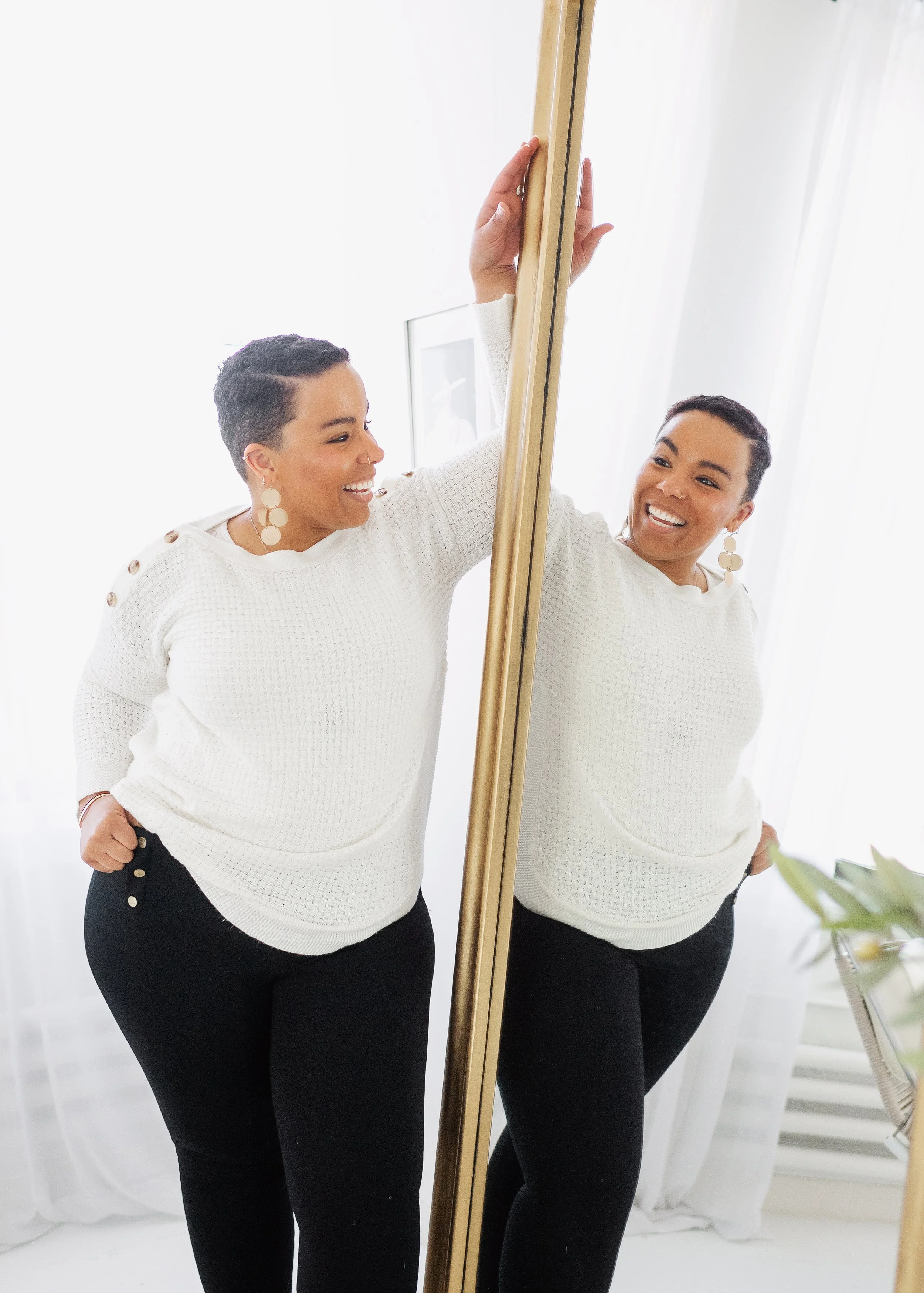 Shanté looking in a mirror