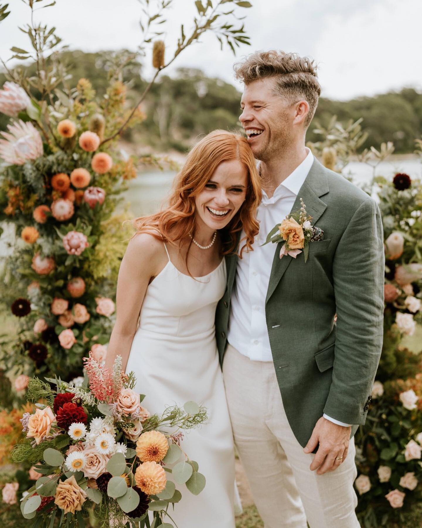 Mimi Floristry has had a huuuuge couple of weeks, finishing off with the wedding of these two eclectic souls at @thecovejervisbay 🌿🦘🐨 Artistry behind the camera lense, @alanataylorphotography capturing those sage and copper tones like magic ✨✨✨