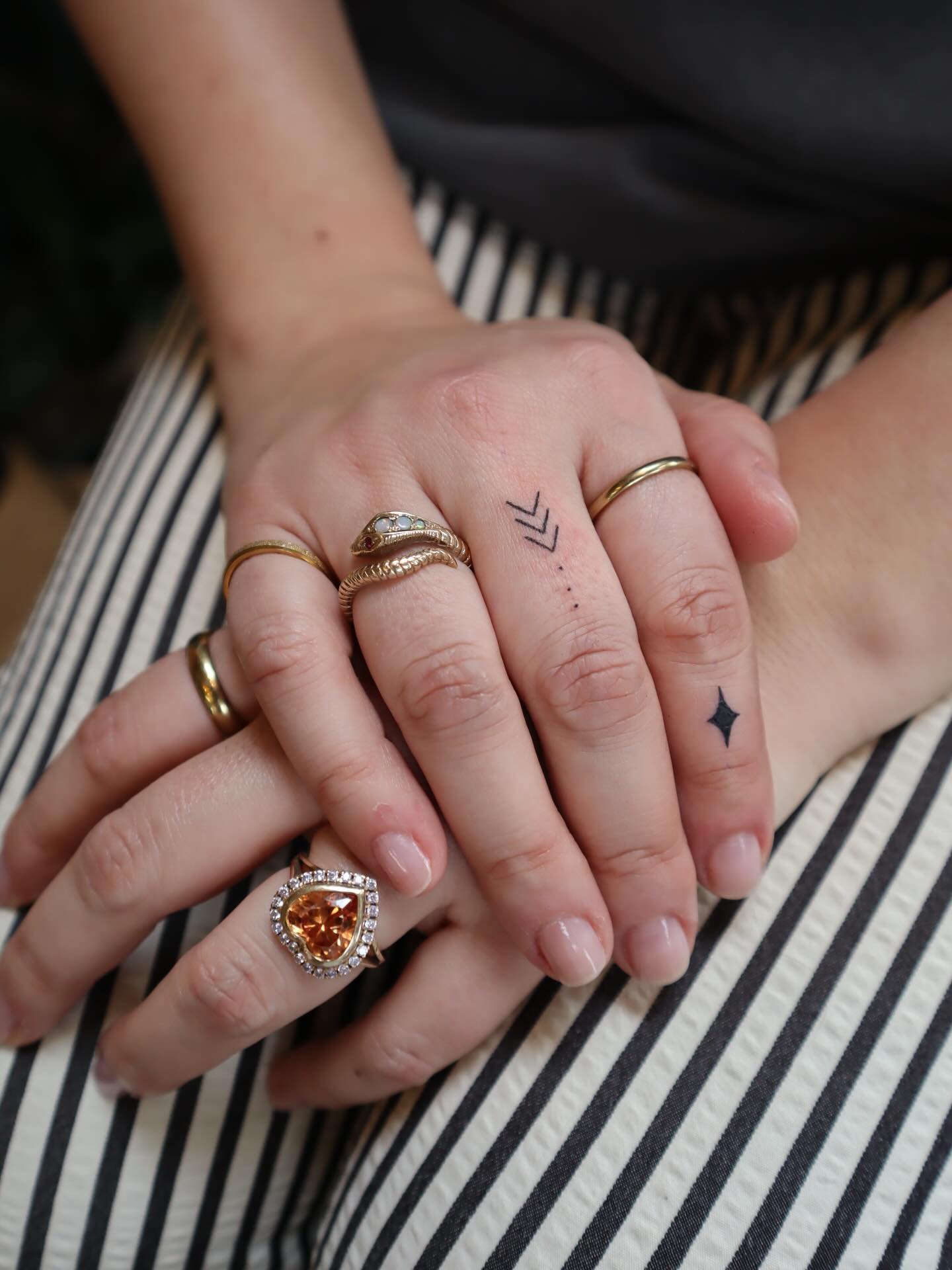 Gorgeous little finger gems handpoked for one of my mentees - very talented Vikki of her own design, check her out here: @m_o_a_studio

One of my last tattoos before mat leave made as a finger tattoo demo for my mentorship group 🥰 @nicolarowlands @a