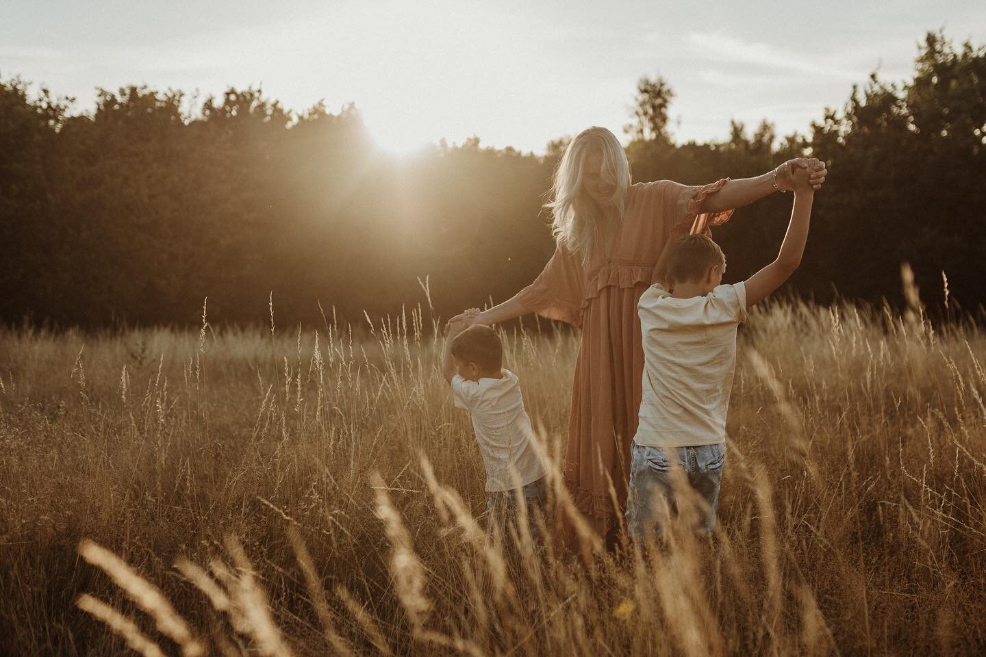 Nothing to see here&hellip; apart from a beautiful Mum of boys absolutely smashing life in a dreamy sunset ☀️😍

How gorgeous are the evenings right now?!? 🧡

#motherhood #motherhoodrising #mumofboys #mumssupportingmums #familyphotographer #motherho