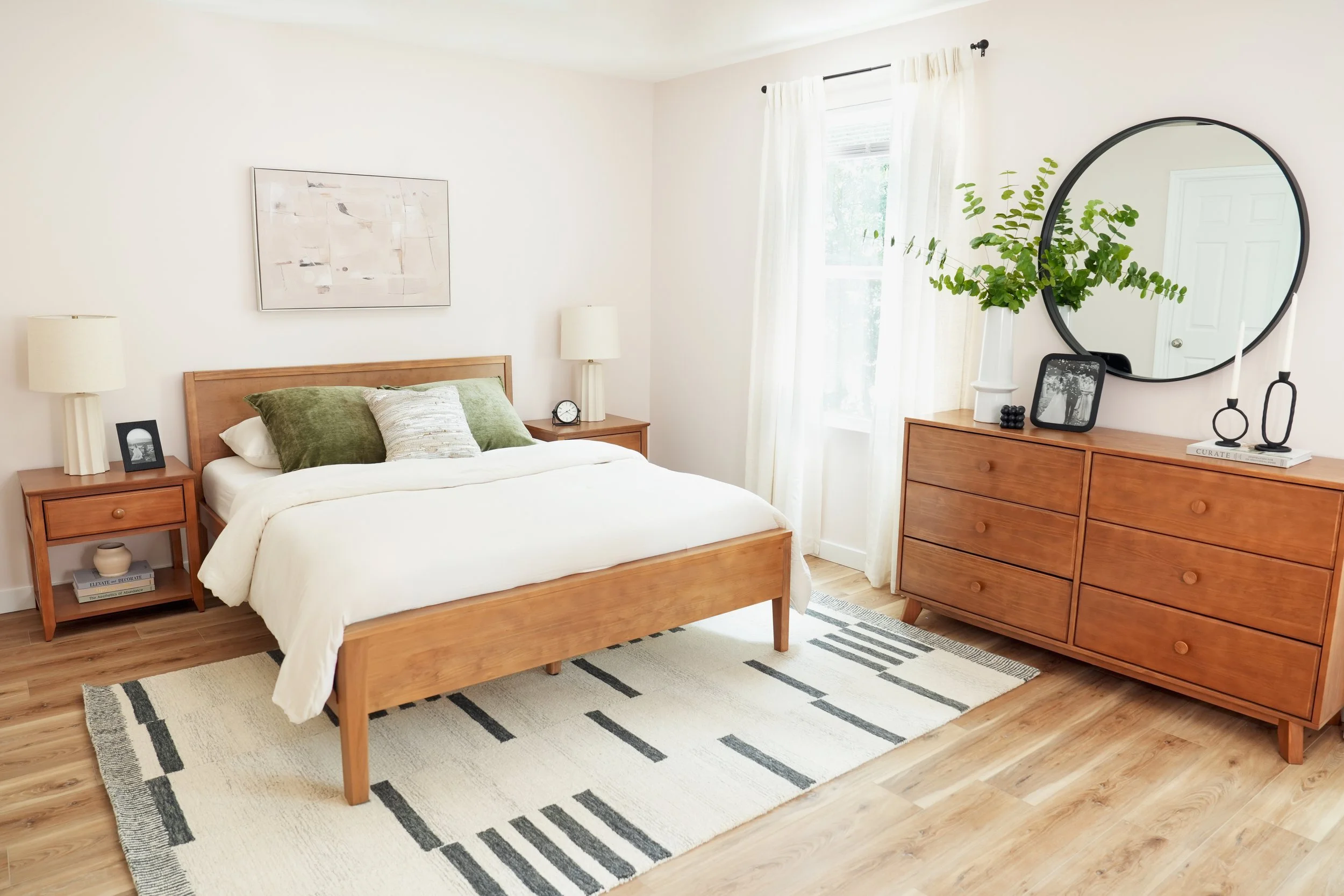 pb_lfs_ph_eve_bedroom_classic-panel_3.jpg
