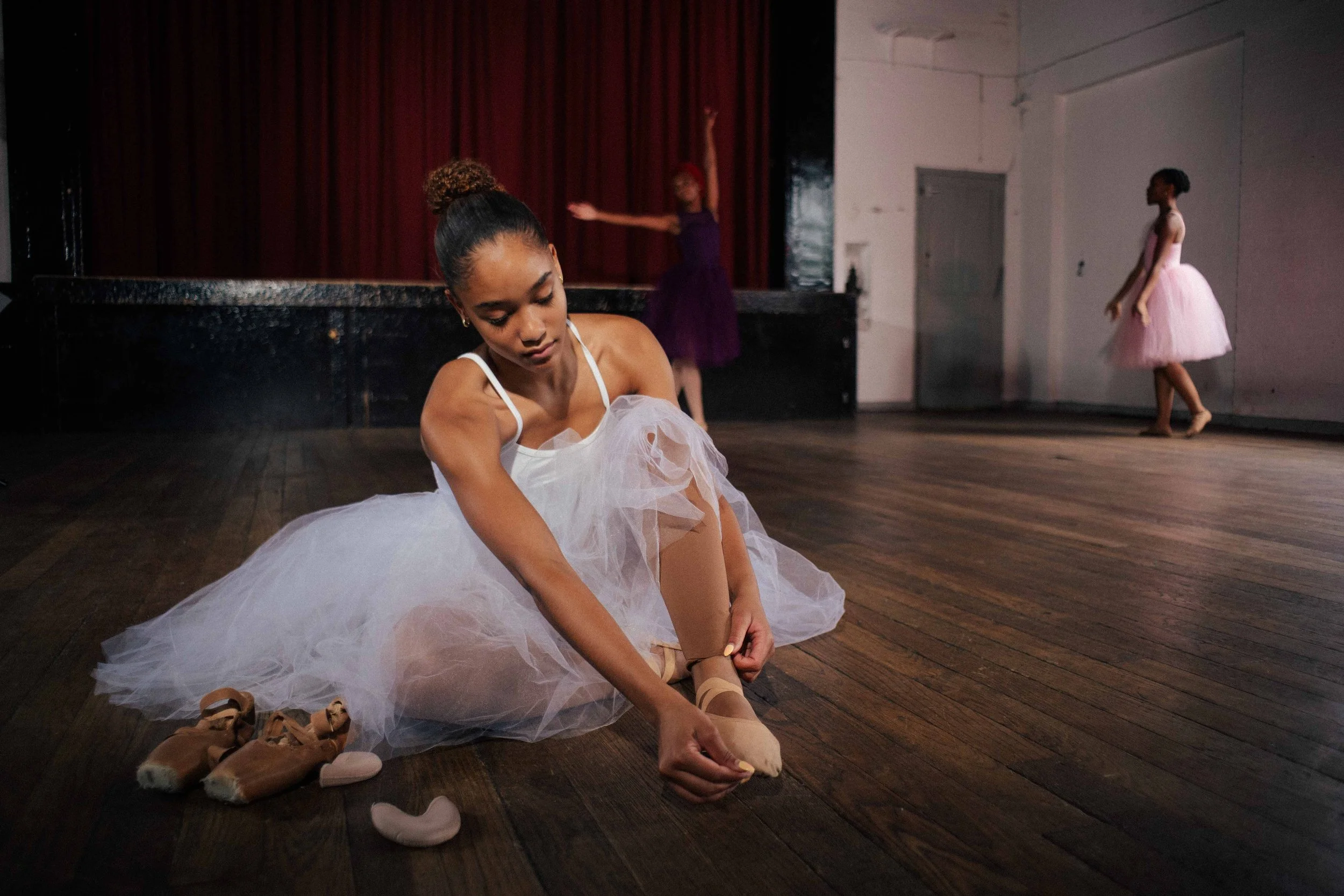 Starring Monique Jonas, Erin McShaw, Kibrea Carmichael, Rosanna Lindsey, Iman El Maghili Fisker.

In this film, you will see:
Five London based ballerinas in the dance hall working the barre and choregraphing.
Behind-the-scenes footage of the collabo