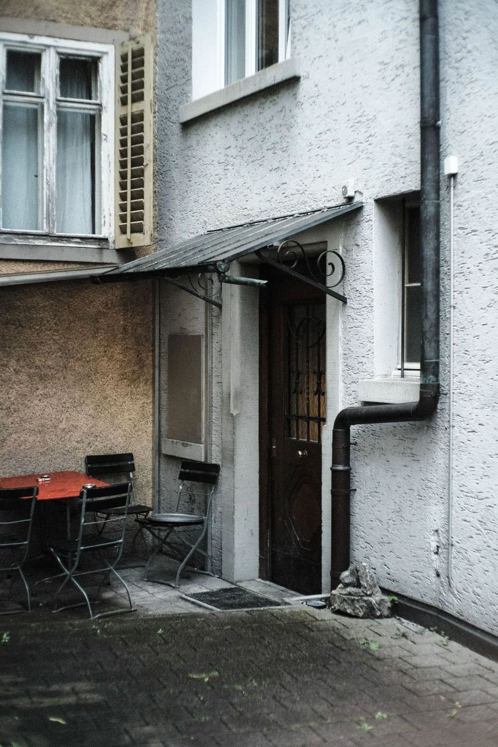 Foto vom Eingang zum PraxisRaum am Klusplatz für sexologische Körpertherapie & Sexualbegleitung in Zürich