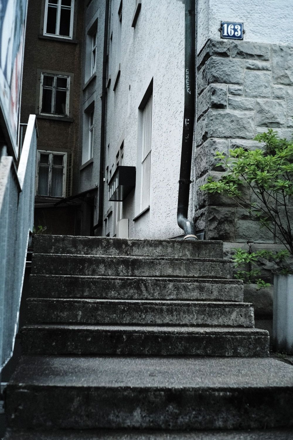 Foto vom Zugang zum PraxisRaum am Klusplatz für sexologische Körpertherapie & Sexualbegleitung in Zürich