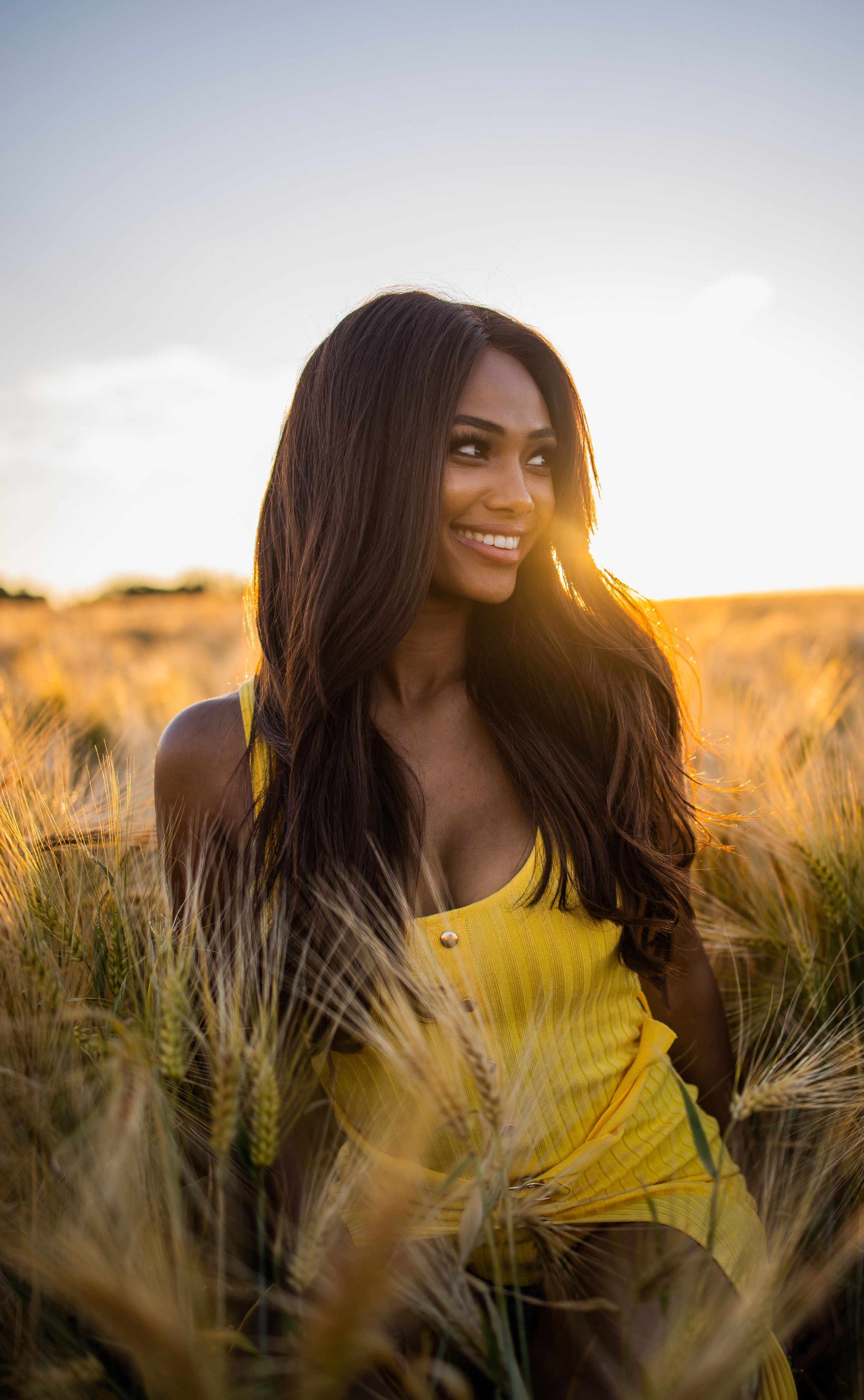 Jorim Delaere - Fotograaf - Foto van Kedist Deltour (Miss België 2021) - Natuurfotoshoot - Graanveld