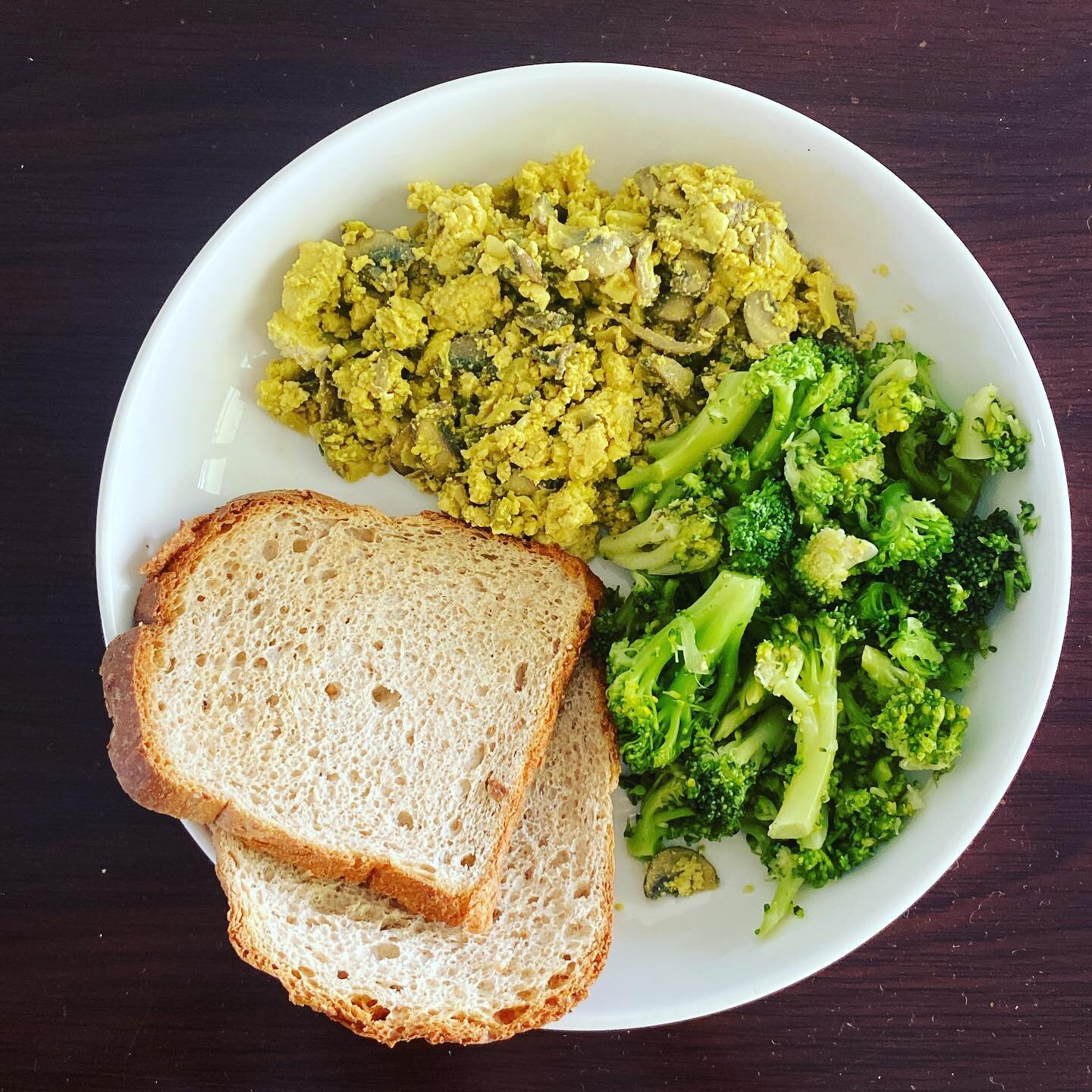 Simple, nutritious, delicious 🌱 

🍞 Dave&rsquo;s Killer Bread White Bread Done Right
🫘 Tofu scramble with onions, jalape&ntilde;os, and mushrooms
🥦 Steamed broccoli (I like to add some nutritional yeast and cayenne)

&bull;

&bull;

&bull;

#wfpb