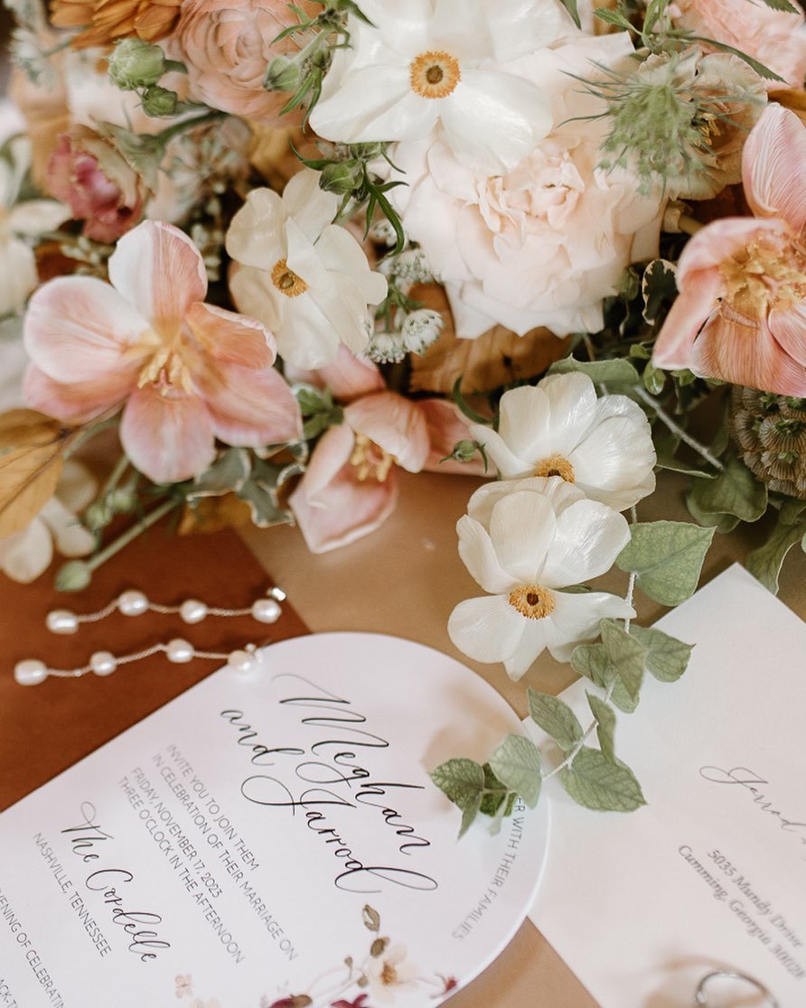 Always in love with the close up detail shots ✨

Planner: @southernsparkleweddings
Photo: @katienicolephoto
Venue: @thecordelle
Florals: @sunburstflorals
Candle Design &amp; Rentals: @featherandoaktn
Calligraphy &amp; Paper: @whiteinkcalligraphy
&bul