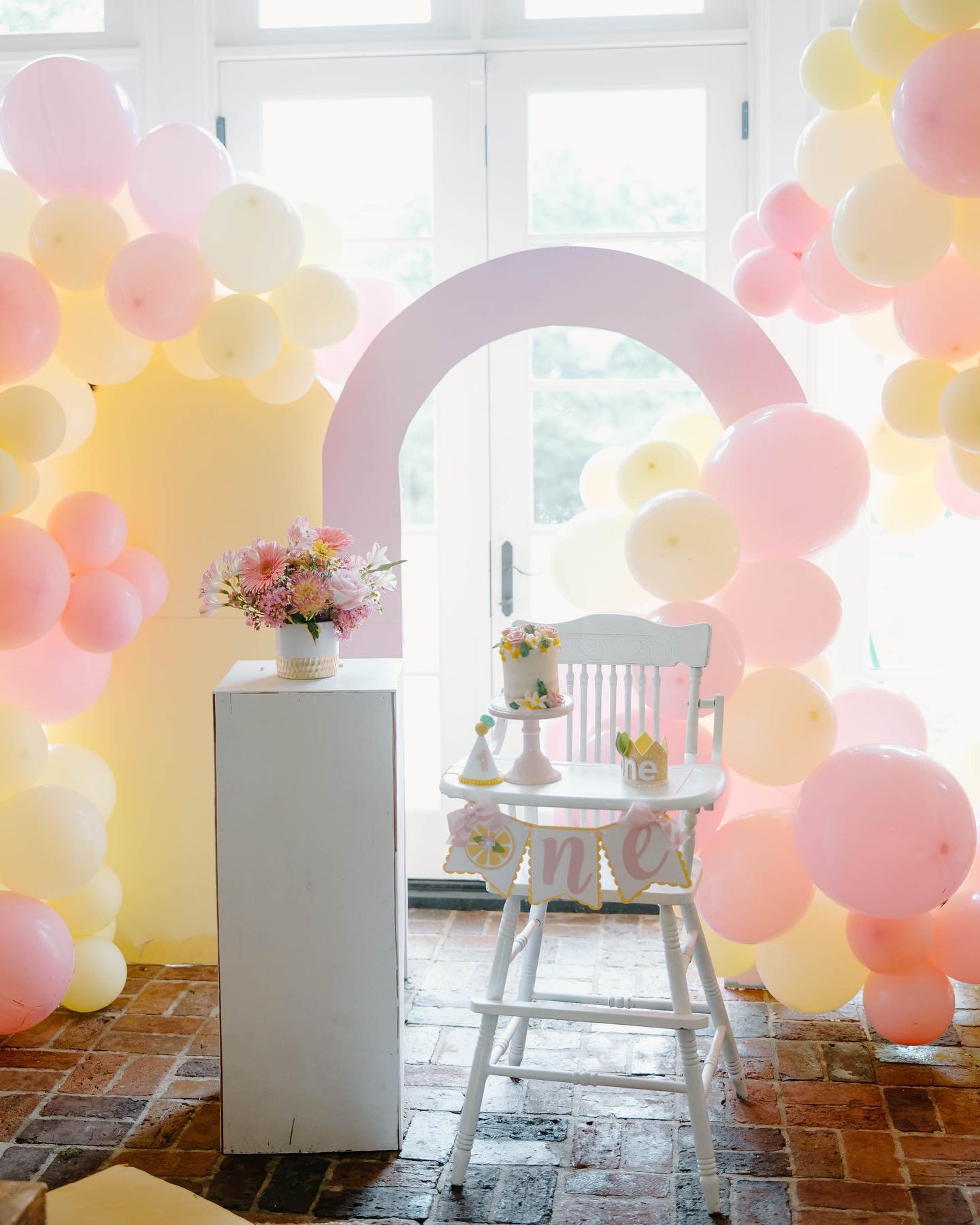 From soft pastels to bold brights, Eleanor&rsquo;s 1st Squeeze birthday party was surely one to remember! 🍋🎀

Event planning, styling + designing: @momenteventdesigns 
Backdrop: @momenteventdesigns + @goodwoodandco
Rentals: @pleasebeseatedrentals
P