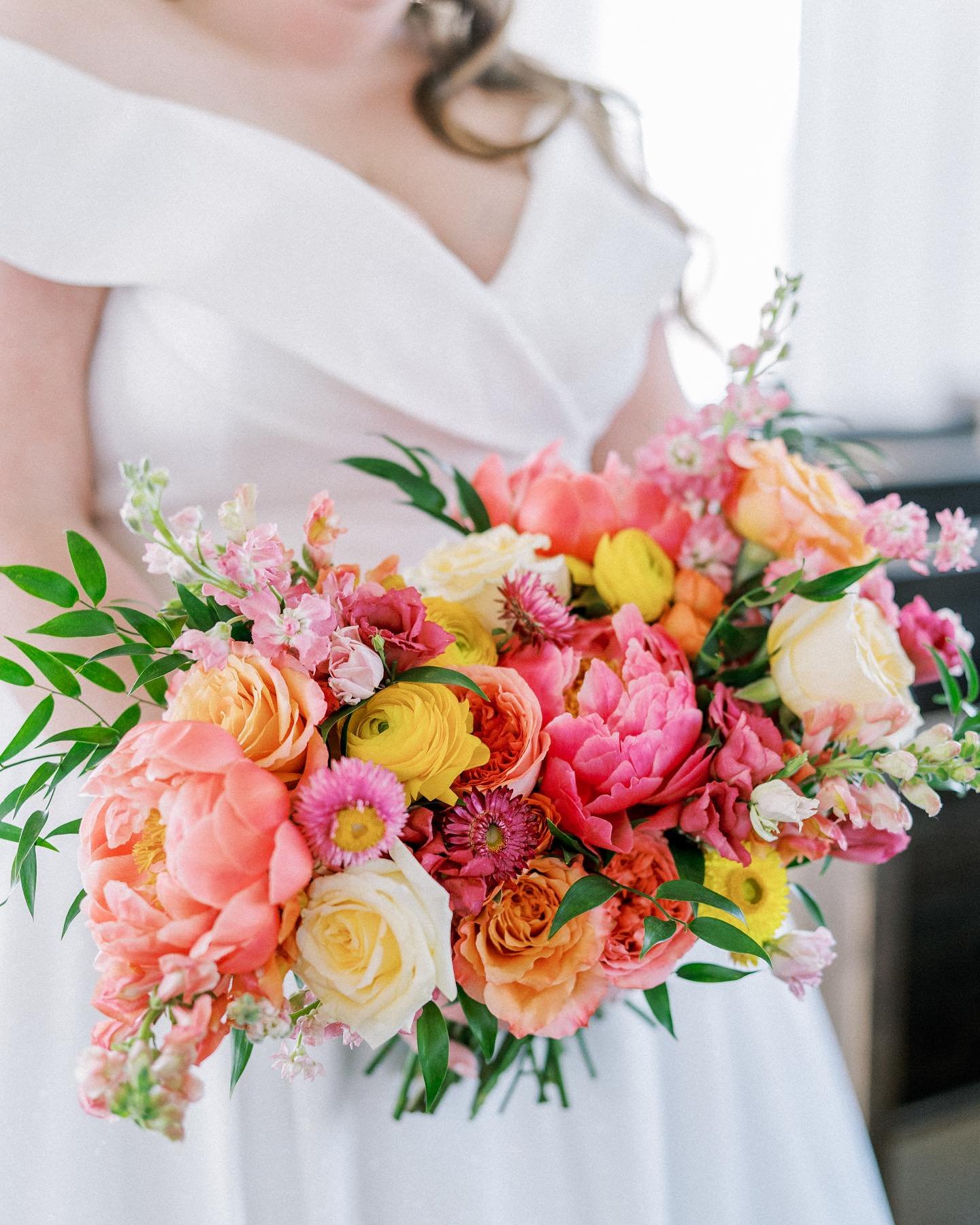 A sunset palette to remember 🌺 based on these bright blooms, you would never guess this was a late fall wedding! 

Venue: @birchwoodtn 
Planning: @christinaloganevents 
Photo: @kellilynnphotography 
Florals: @sunburstflorals 
Rentals: @southernevent