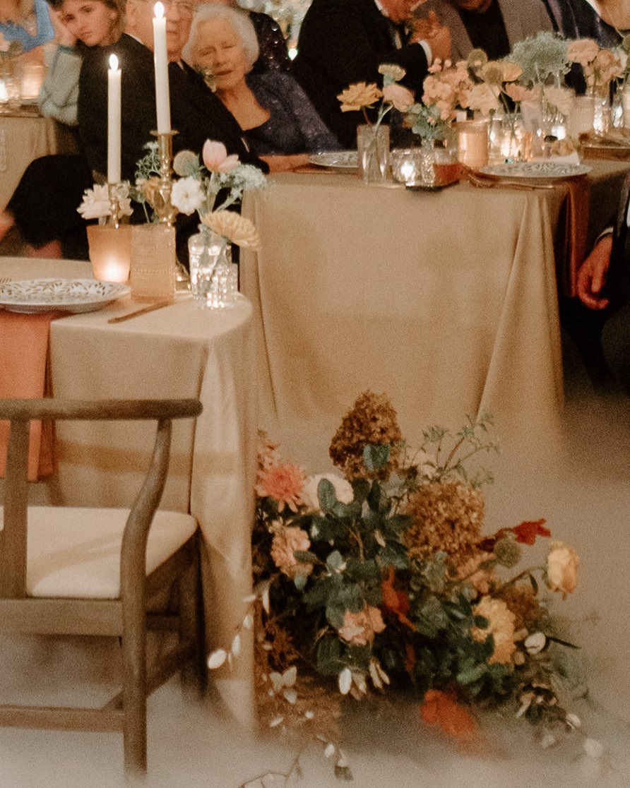 Something about this photo is just so perfect and ethereal 

Planner: @southernsparkleweddings
Photo: @katienicolephoto
Venue: @thecordelle
Florals: @sunburstflorals
Rentals: @pleasebeseatedrentals
Candle Design &amp; Rentals: @featherandoaktn