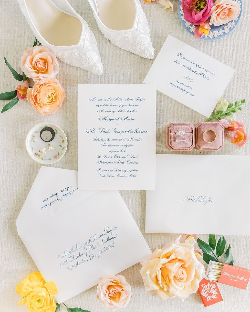 These details are ✨ chef&rsquo;s kiss ✨

Photo: @jodigrayphotography 
Venue: @capefearcountryclub 
Planning: @betrothedandboundevents 
Stationery: @pacespapers 
Flowers: @sunburstflorals 

#wilmingtonflorist #weddingflorist #wilmingtonweddings #event