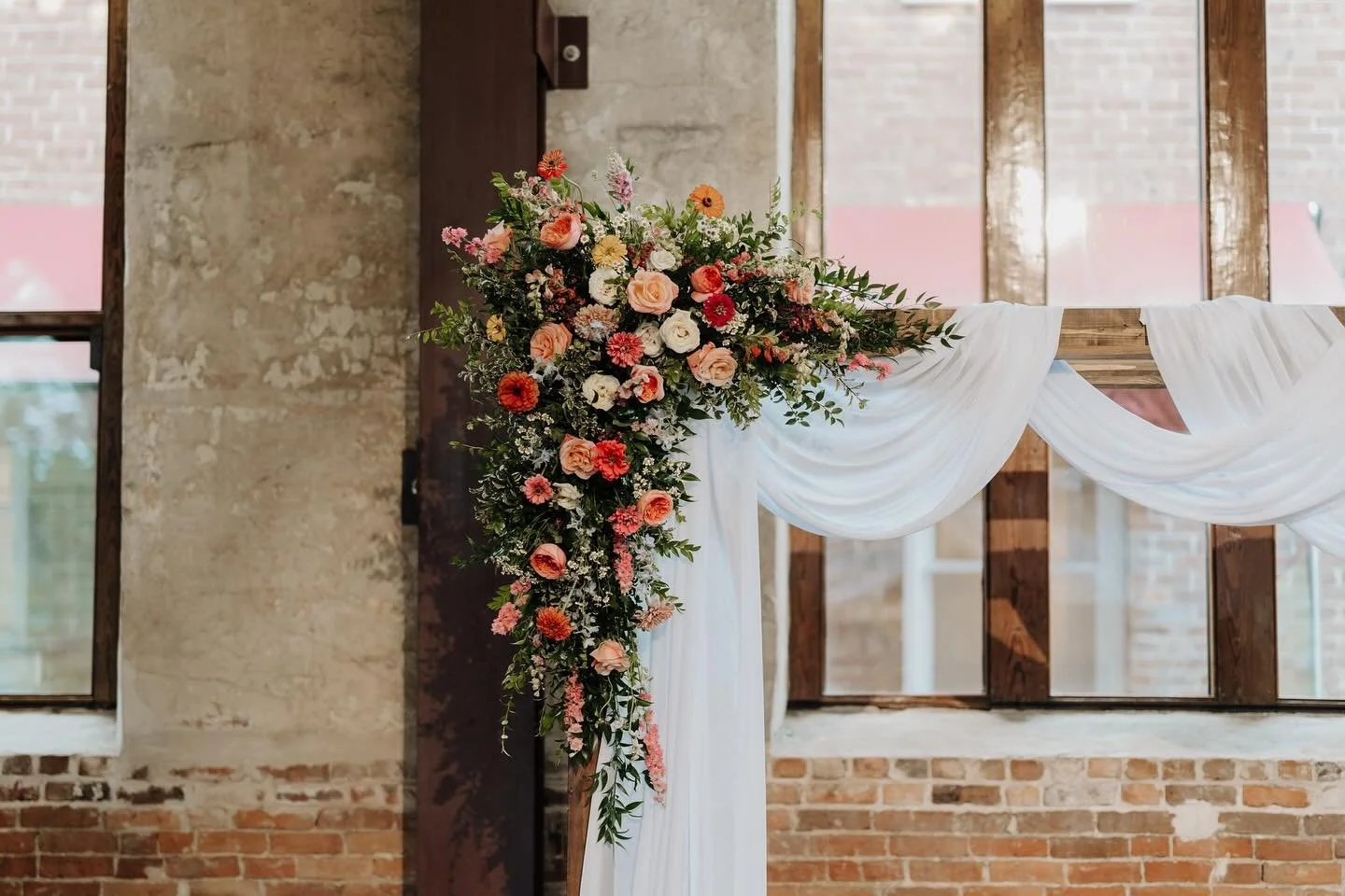 From ceremony &gt;&gt;&gt; to reception ✨ a quick space flip during cocktail hour, and it&rsquo;s like you have a whole new venue!

Venue: @brooklynartscenter @brooklynartscenterweddings 
Planning: @socialbflyevents 
Photo: @stephcranfordphoto 
Renta