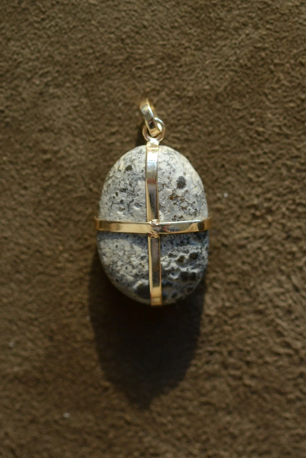 Dunton_Ellerkamp_Fall_Capsule_Nathalie_Mathoulin_Ribbon_Stone_Pendant_22.jpg