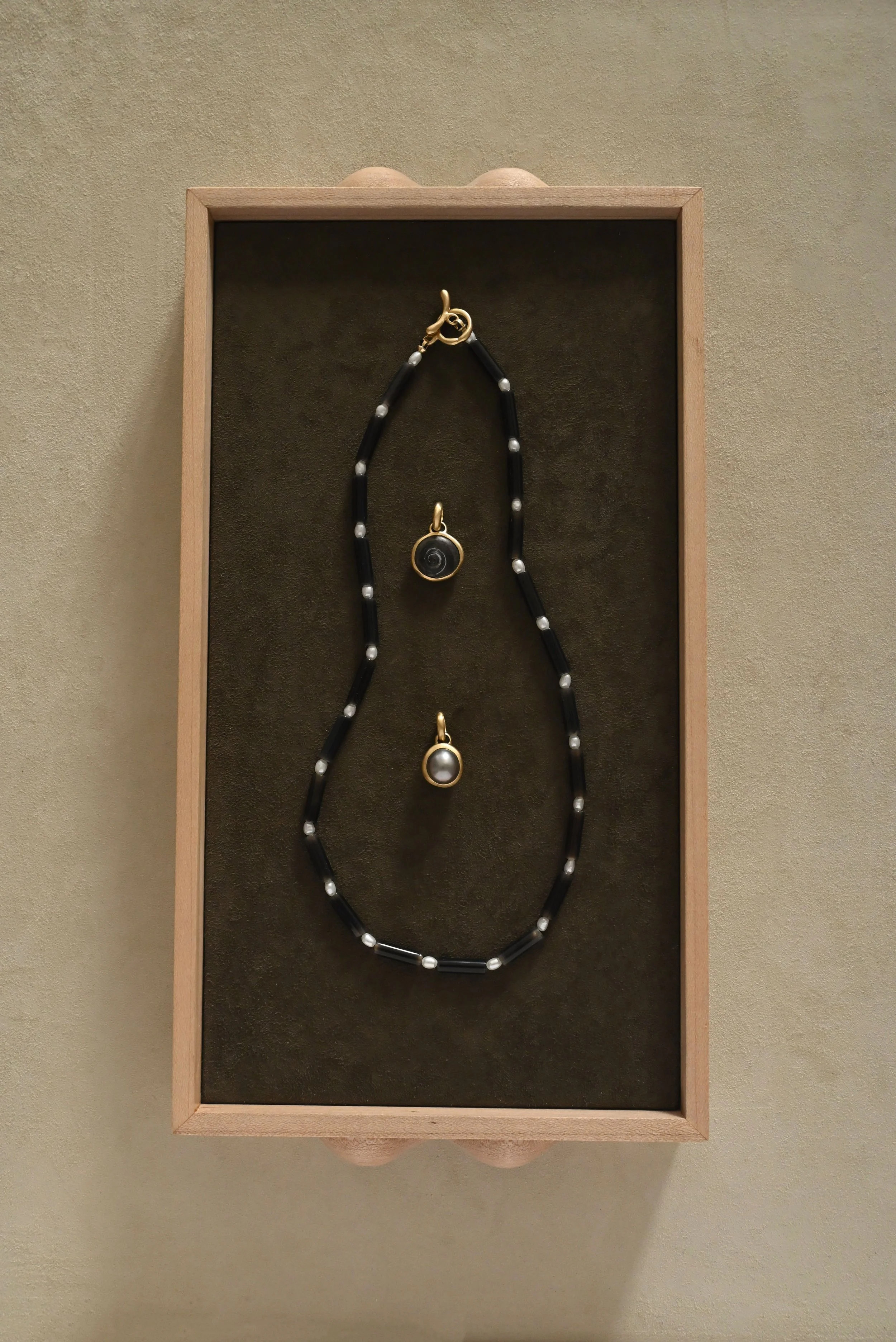 Dunton-Ellerkamp-Fall-Capsule-2026-Web-Agate-White-PEarl-Necklace-5.jpg