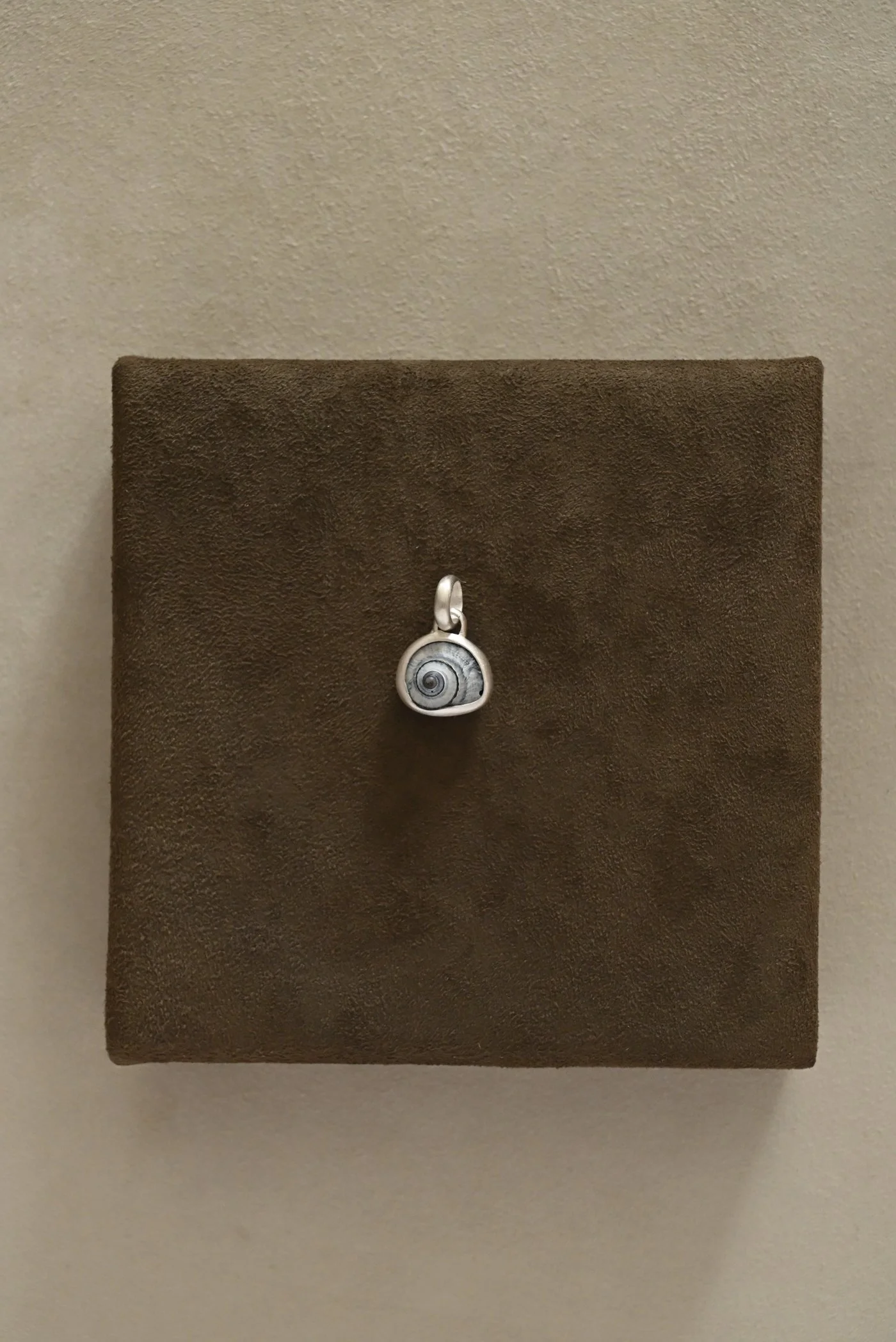 Dunton-Ellerkamp-Silver-Shell-Pendant-August-2026-Web-12.jpg