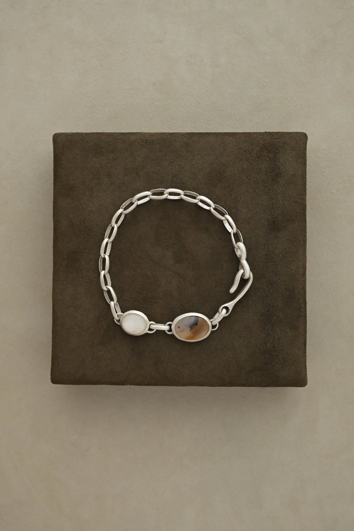 Dunton-Ellerkamp-Baby-Elevine-Bracelet-Agate-MOP.jpg