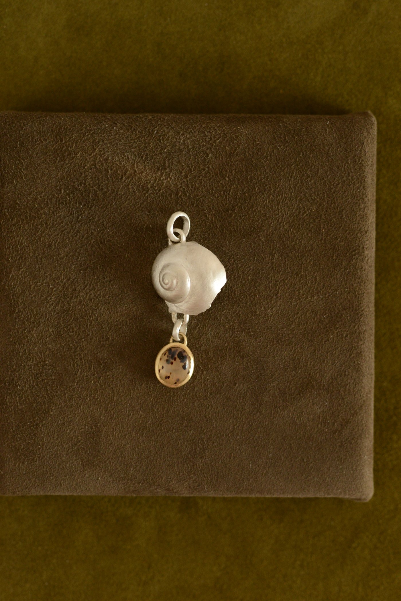 Dunton_Ellerkamp_Shell_18kGold_Agate_Pendant_2.jpg