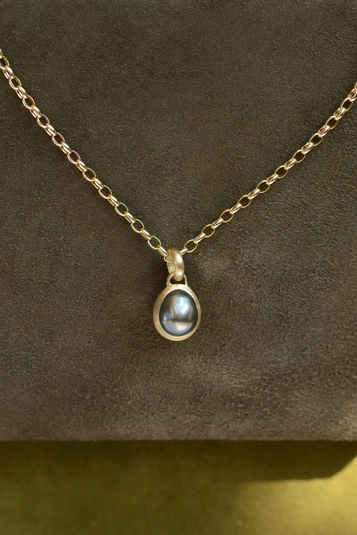 Dunton_Ellerkamp_Pearl_Pendant_Gold_Fall_Capsule_5.jpg